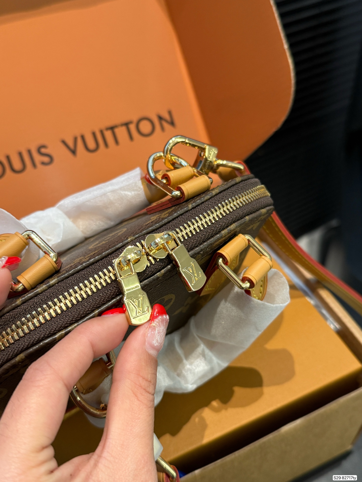 P245 配飞机盒折叠盒子 
全钢五金变码芯片
Lv Alma贝壳包 
内敛！深沉！有味道！
这款百搭的经典手袋
依然很受现代的青睐！
尺寸：16 12 货号82717ty