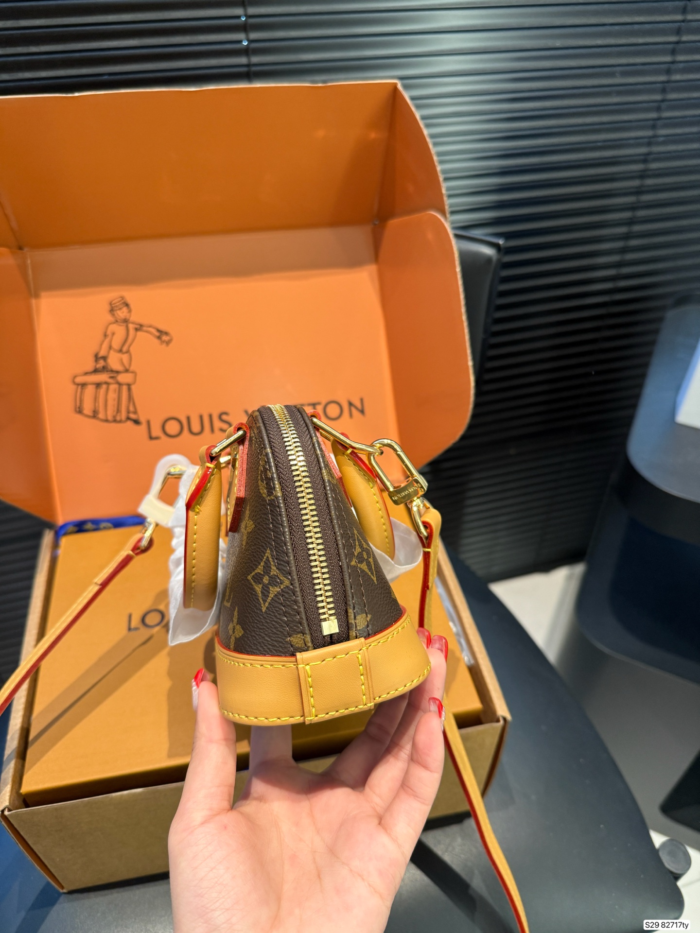 P245 配飞机盒折叠盒子 
全钢五金变码芯片
Lv Alma贝壳包 
内敛！深沉！有味道！
这款百搭的经典手袋
依然很受现代的青睐！
尺寸：16 12 货号82717ty