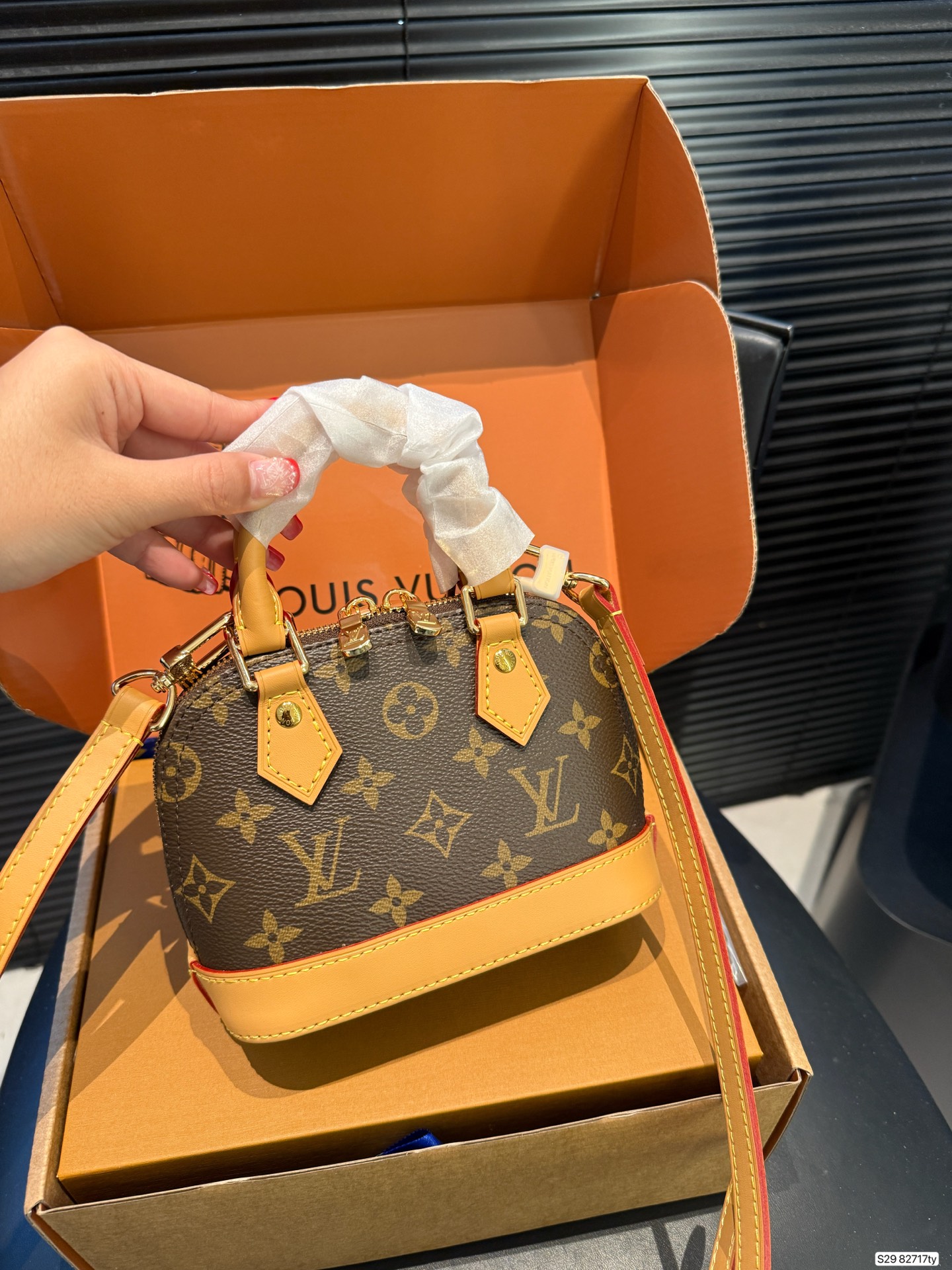 P245 配飞机盒折叠盒子 
全钢五金变码芯片
Lv Alma贝壳包 
内敛！深沉！有味道！
这款百搭的经典手袋
依然很受现代的青睐！
尺寸：16 12 货号82717ty