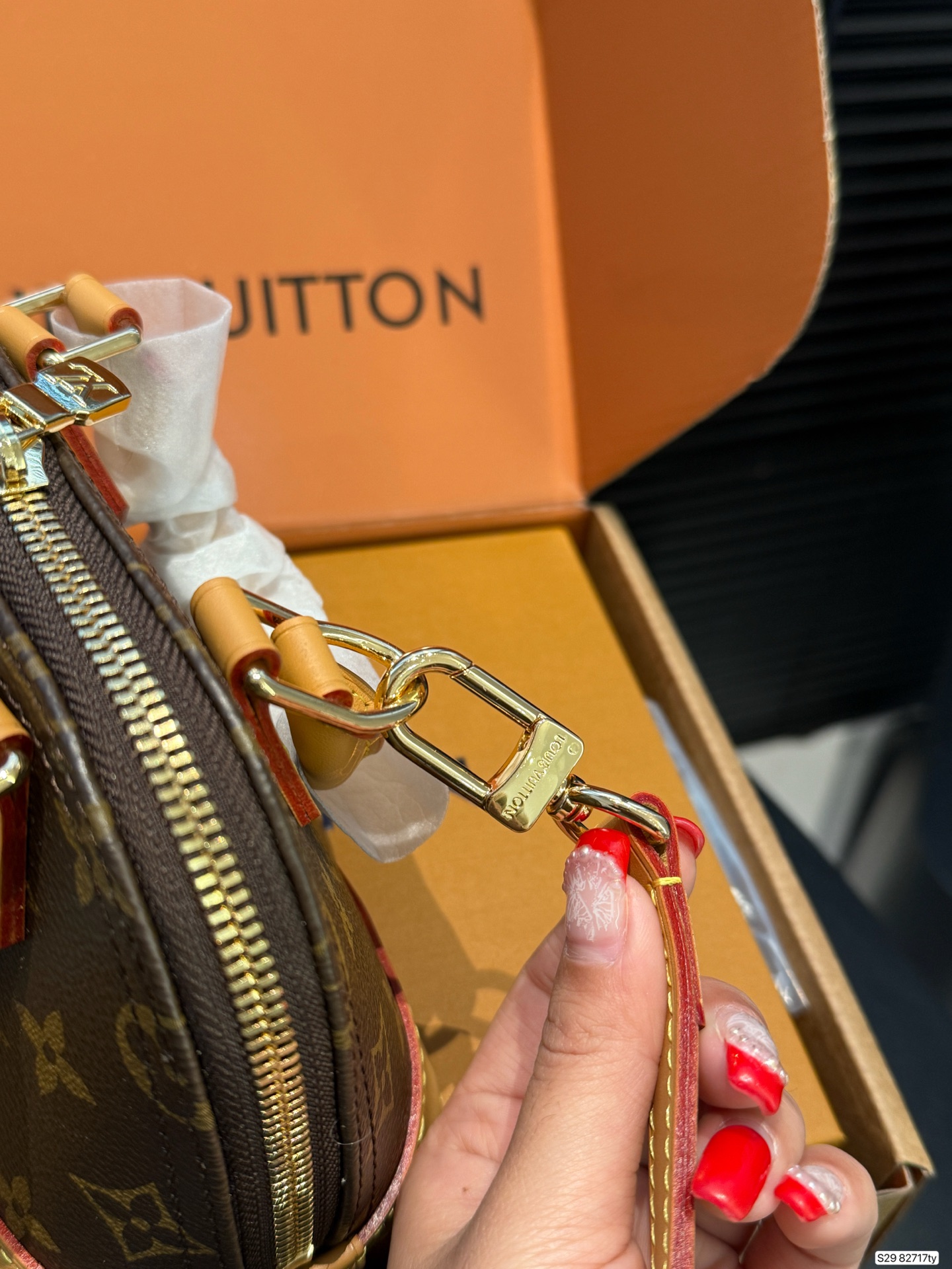 P245 配飞机盒折叠盒子 
全钢五金变码芯片
Lv Alma贝壳包 
内敛！深沉！有味道！
这款百搭的经典手袋
依然很受现代的青睐！
尺寸：16 12 货号82717ty