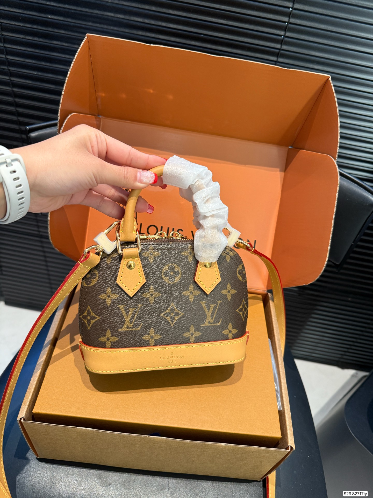 P245 配飞机盒折叠盒子 
全钢五金变码芯片
Lv Alma贝壳包 
内敛！深沉！有味道！
这款百搭的经典手袋
依然很受现代的青睐！
尺寸：16 12 货号82717ty