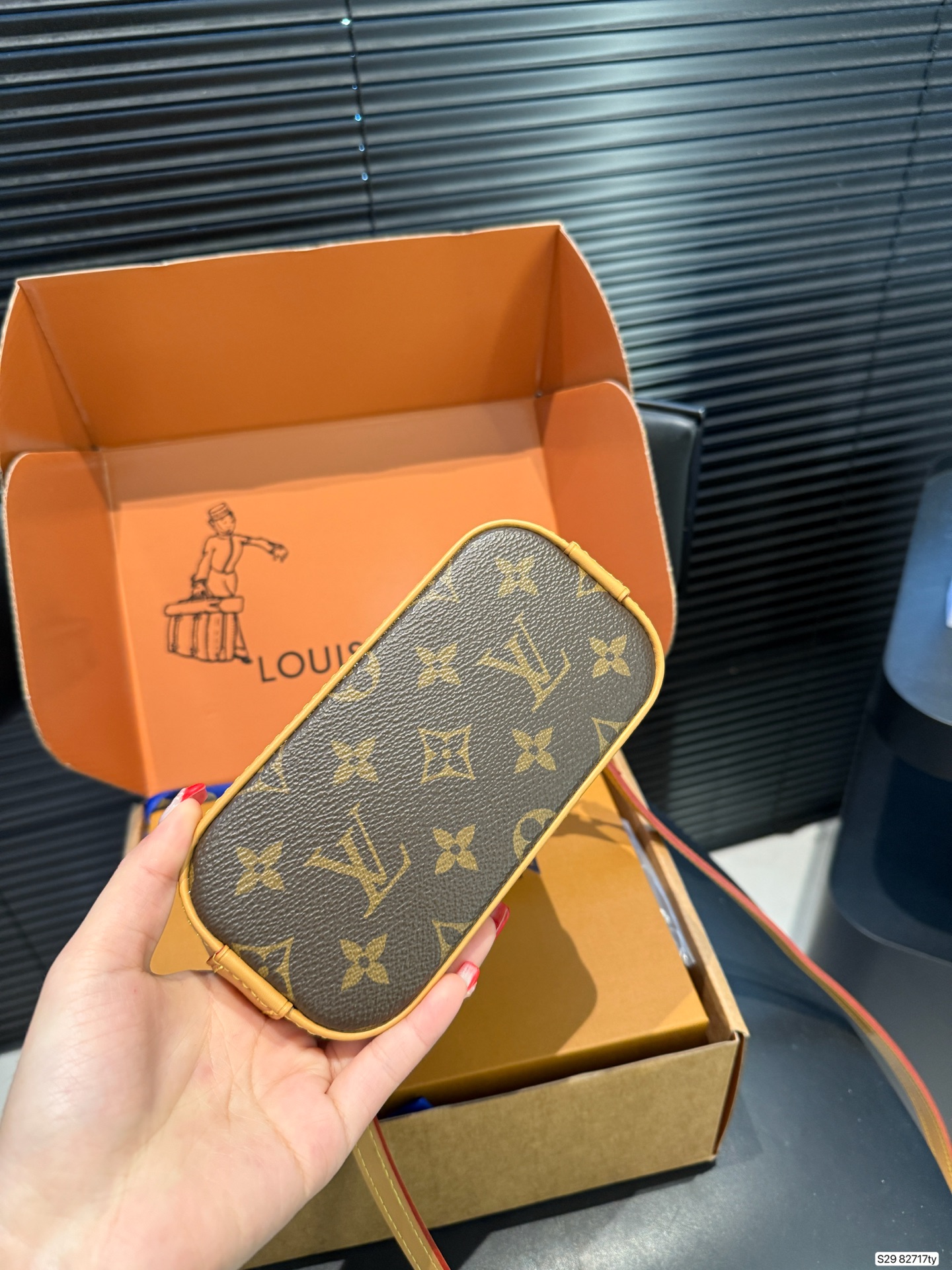 P245 配飞机盒折叠盒子 
全钢五金变码芯片
Lv Alma贝壳包 
内敛！深沉！有味道！
这款百搭的经典手袋
依然很受现代的青睐！
尺寸：16 12 货号82717ty