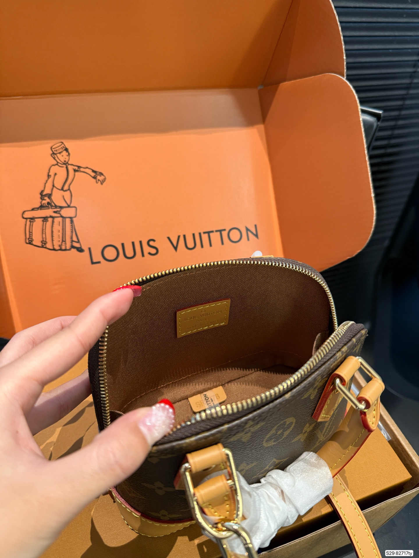 P245 配飞机盒折叠盒子 
全钢五金变码芯片
Lv Alma贝壳包 
内敛！深沉！有味道！
这款百搭的经典手袋
依然很受现代的青睐！
尺寸：16 12 货号82717ty