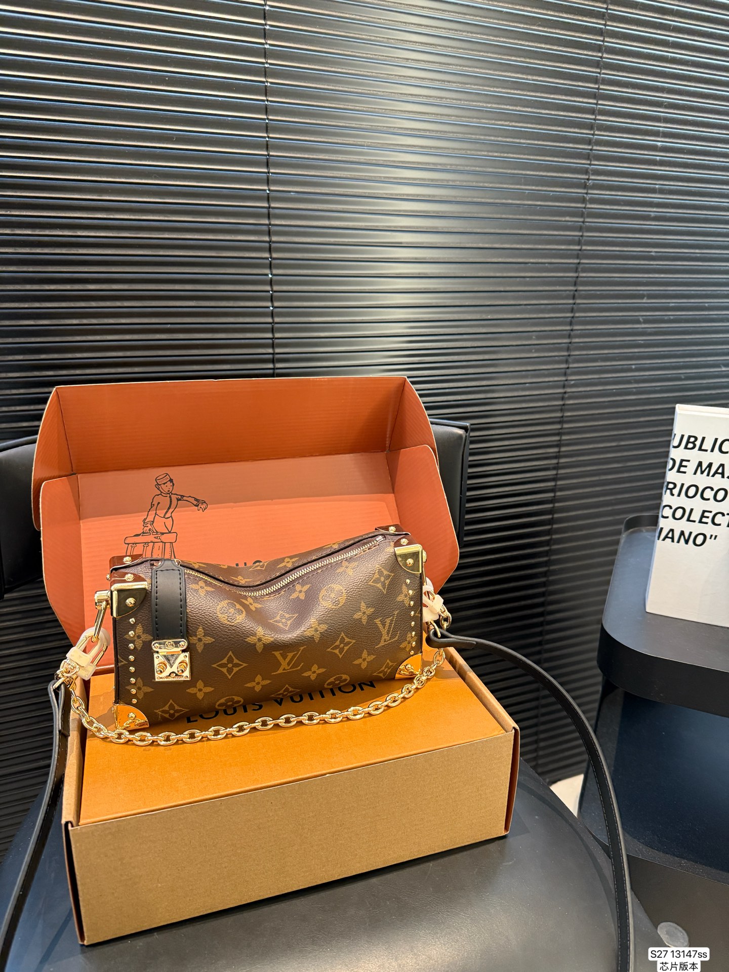 💰385 配飞机盒折叠盒芯片版本 Lv软盒子这一季Louis Vuitton秀款 LV2025早春系列]时尚达人们，准备好迎接LV2025早春系列了吗?这一季Louis Vuitton带给我们的是酷黑皮革与小巧老花的完美结合，展现出别具一格的时尚态度。尺寸：23 11 货号13147