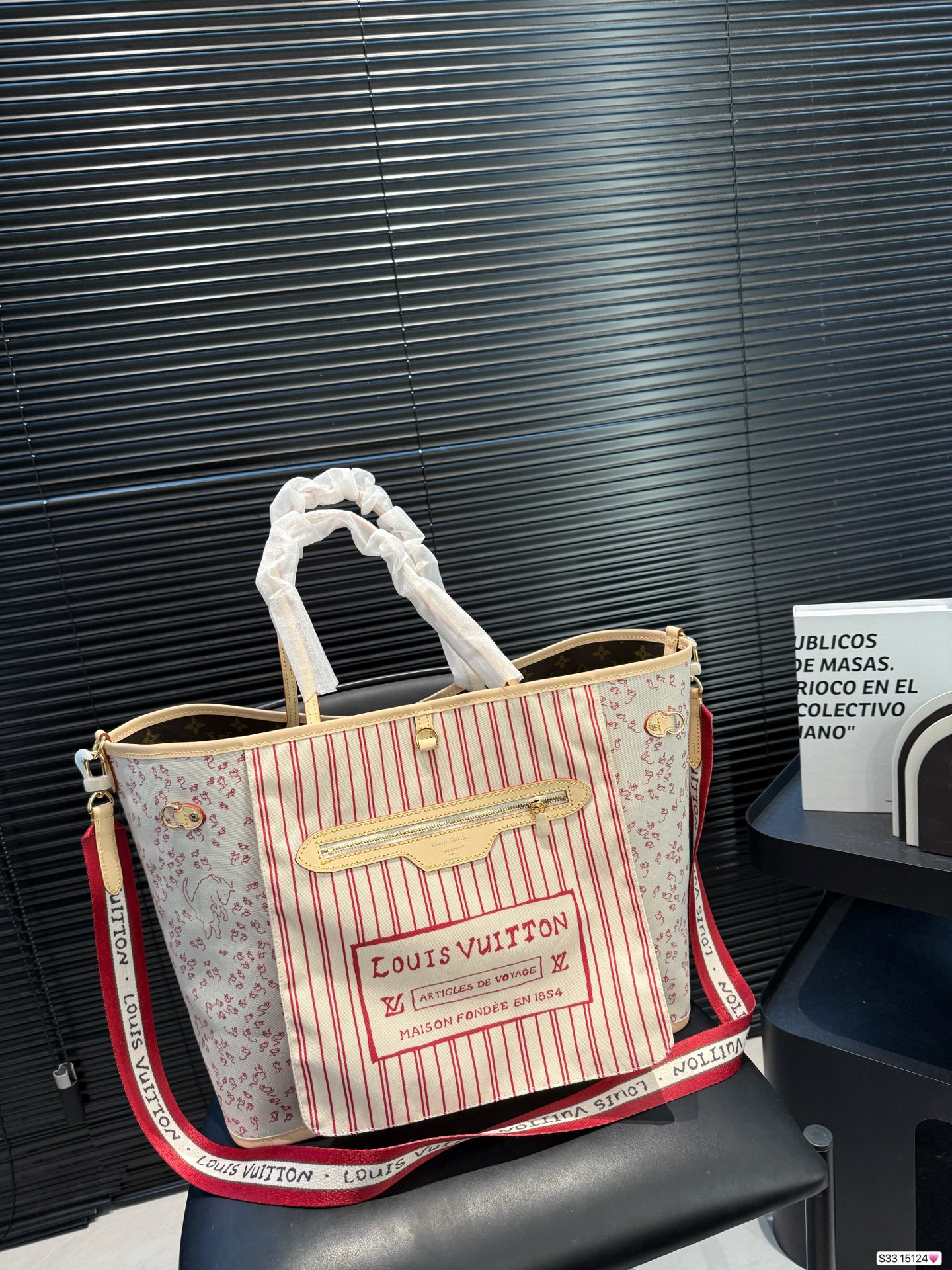 💰415 LV 9月猫咪系列实物抢先看!! 
N年前的猫咪系列就很火今年LV再度和Grace合作，小部分实物露出~ lv与造型师Grace Coddington合作“睡不醒的猫咪”猫控不要错过 
尺寸40 32 货号15124