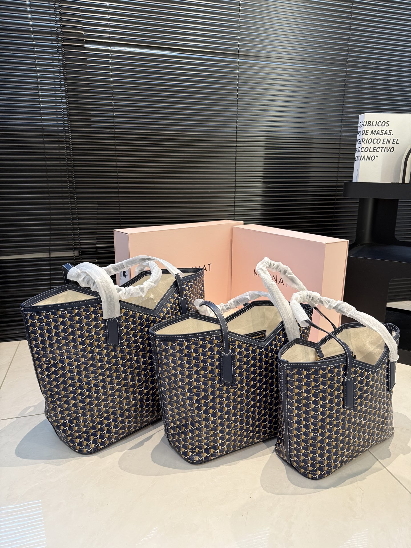 大号💰425 中号💰415 小号💰405配盒子
Moynat全新推出—M Canvas
重磅推出全新系列
黑白M帆布新品 NEw
创新贝母涂层 珍珠般的光泽感
通勤/出街/旅行/出差 都能满足
尺寸大37 27 中32 23 小28.5 20 
货号大3010 中3001 小3000