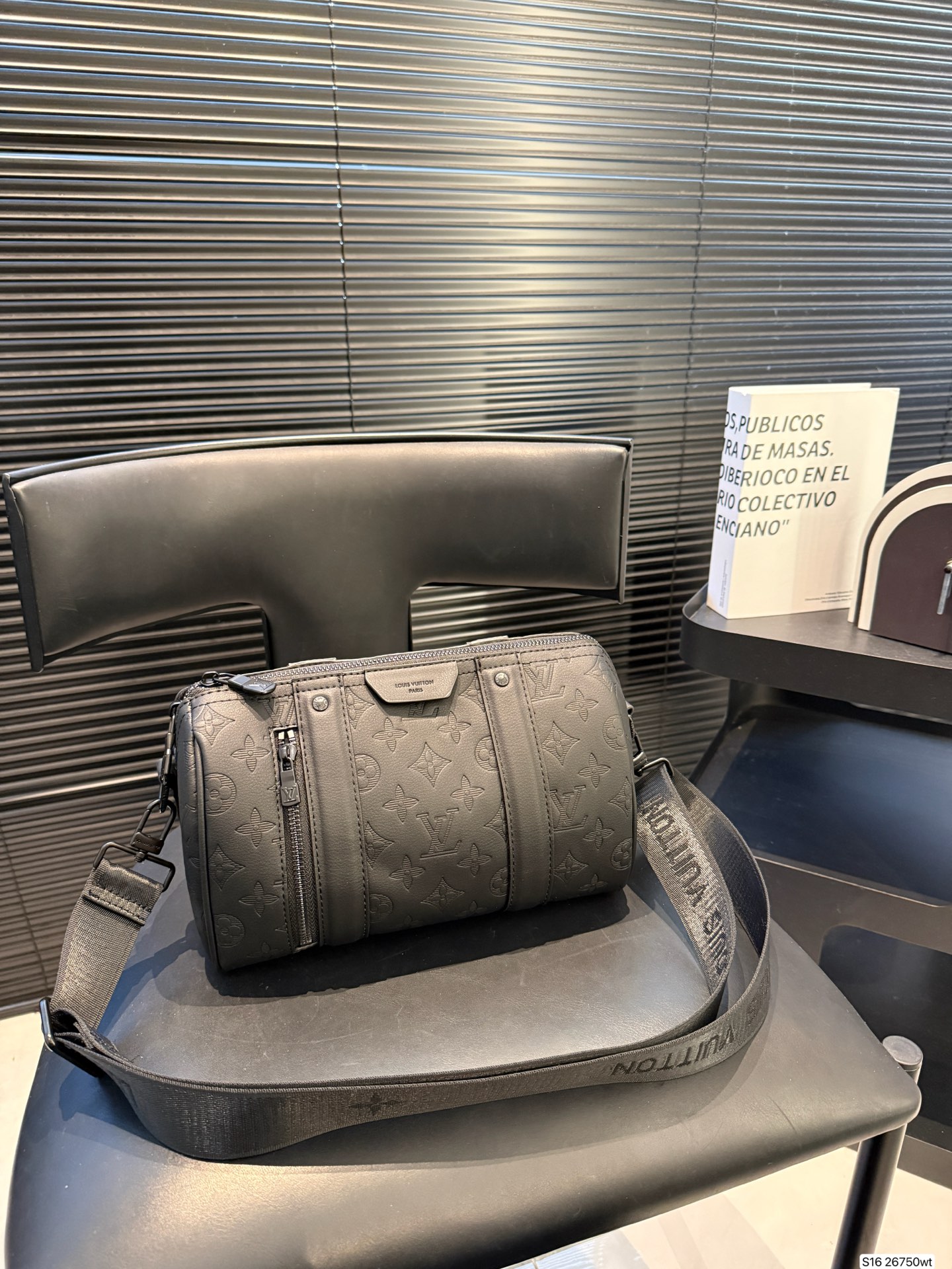 P180 LV男包老花黑武士系列合集商务精英的身份象
LV男包老花黑武士系列合集商务精英的身份象征 | LV男包老花黑武士系列
在时尚与实用兼具的男士皮具领域，LV老花黑武士系列男包凭借卓越设计和精湛工艺脱颖而出，成为众多商务人士的心头好。
尺寸25 15 货号26750