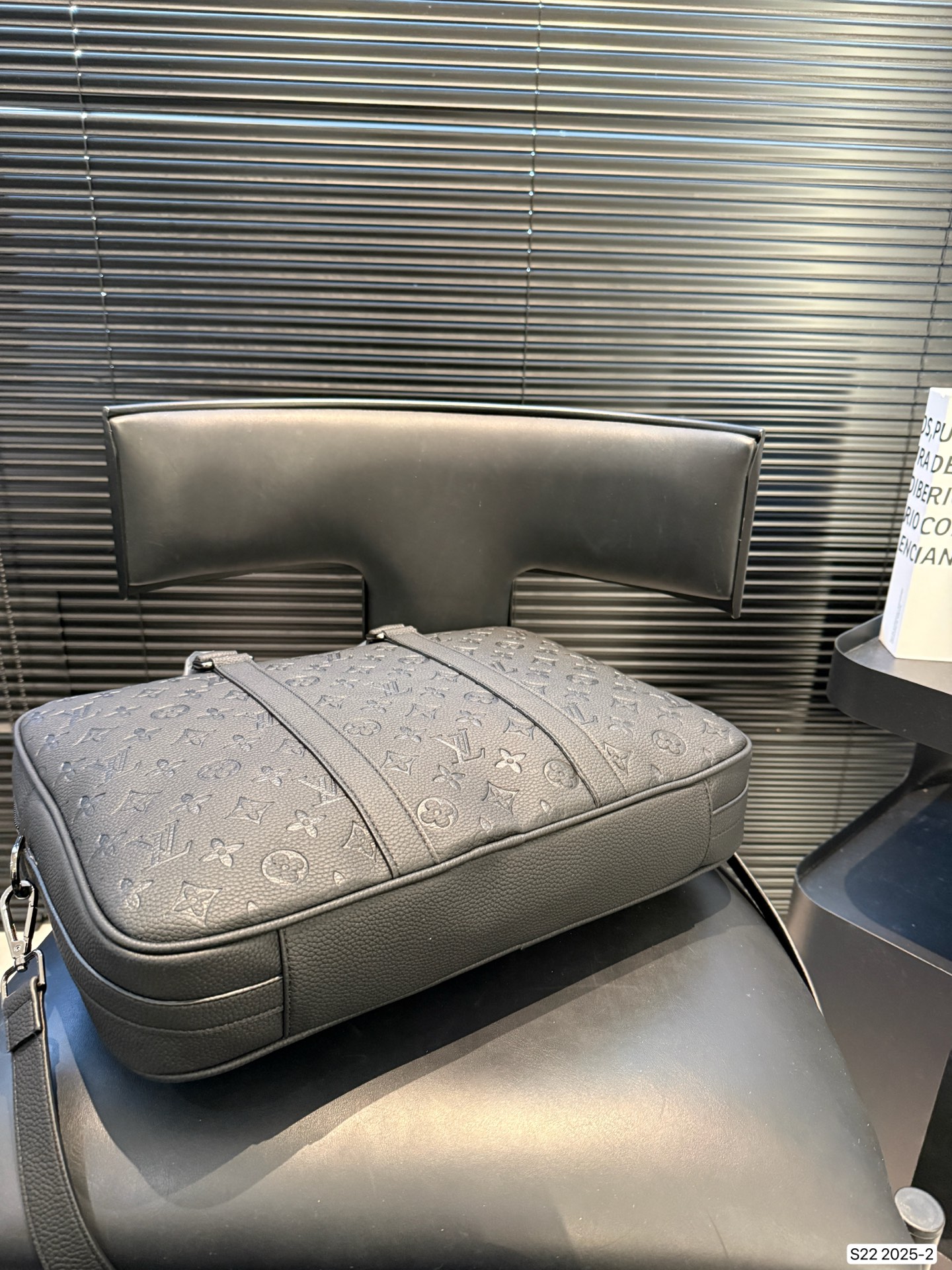 P210 配盒子 Lv男士公文包 实用性强 细节做工精致 高端大气上档次 休闲大方 尺寸：38 28 货号2025-2