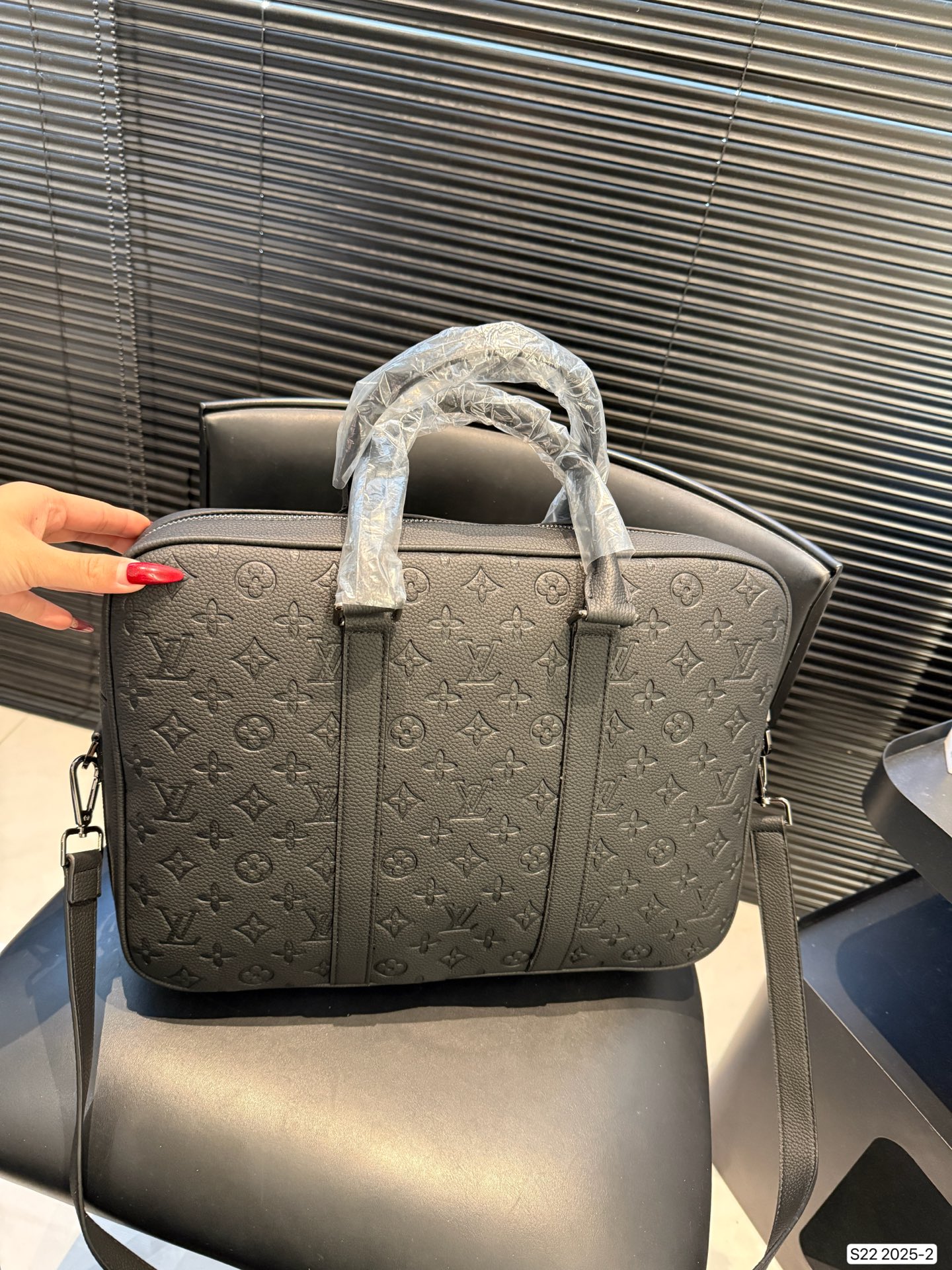 P210 配盒子 Lv男士公文包 实用性强 细节做工精致 高端大气上档次 休闲大方 尺寸：38 28 货号2025-2