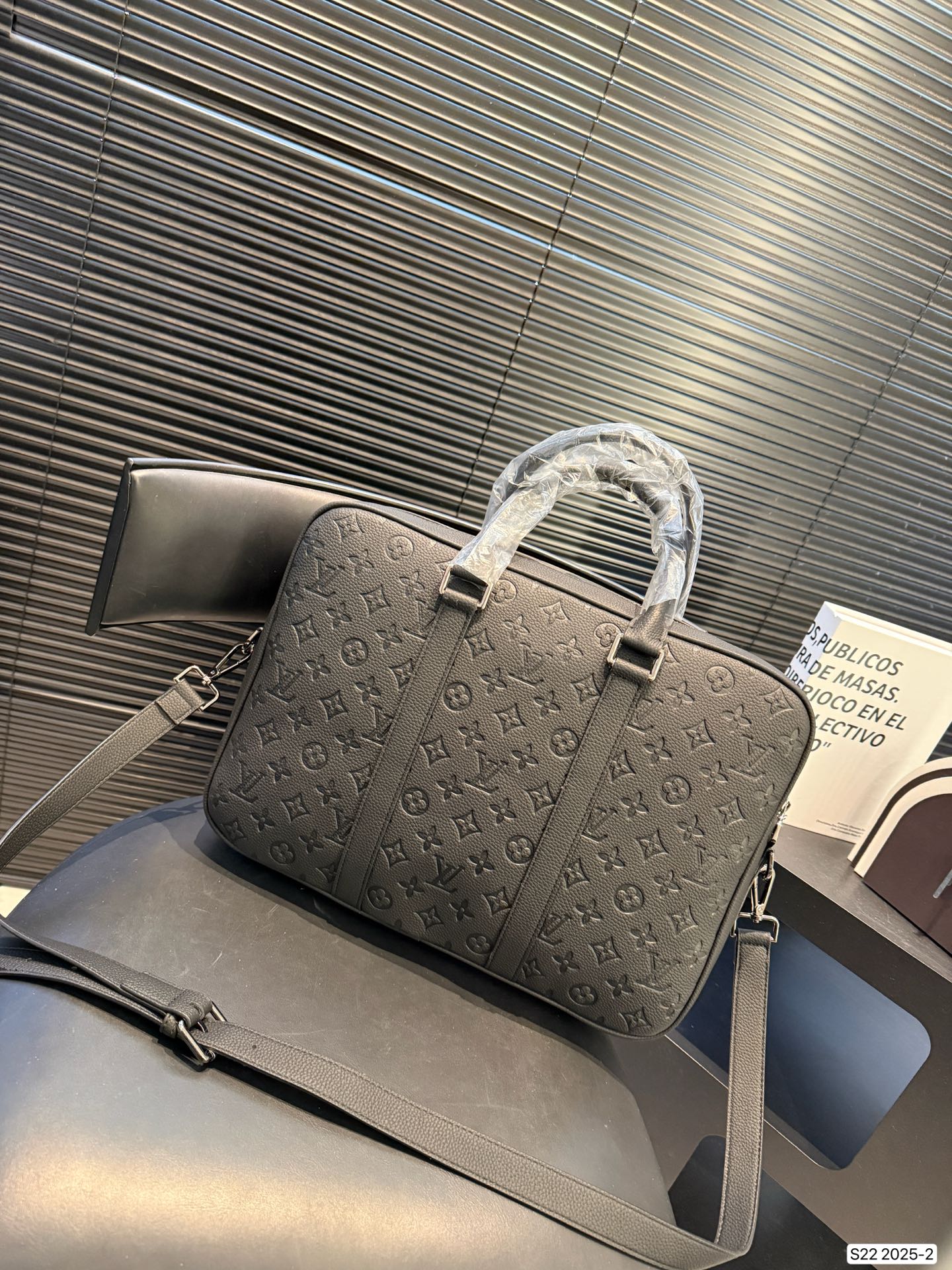 P210 配盒子 Lv男士公文包 实用性强 细节做工精致 高端大气上档次 休闲大方 尺寸：38 28 货号2025-2