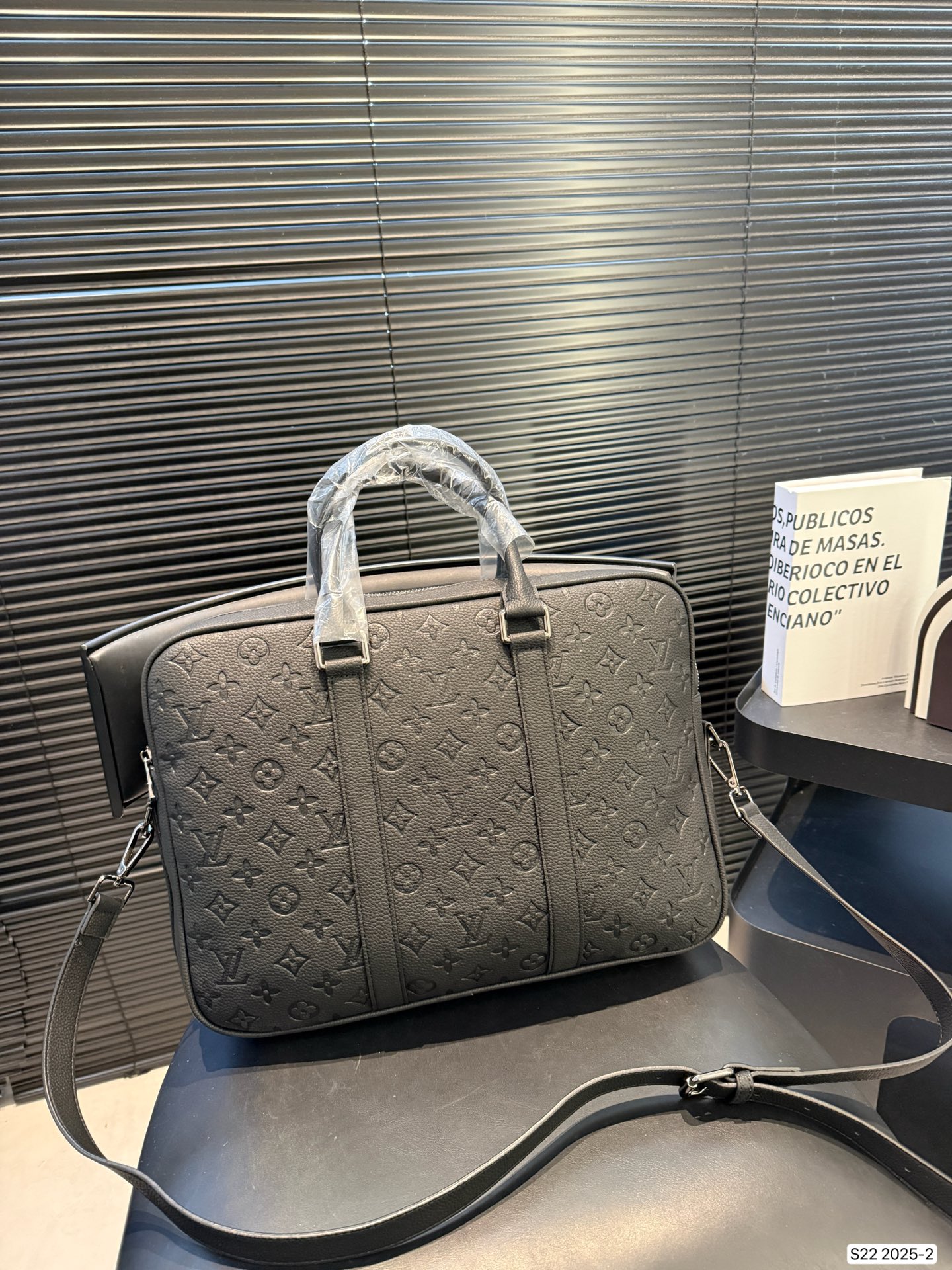 P210 配盒子 Lv男士公文包 实用性强 细节做工精致 高端大气上档次 休闲大方 尺寸：38 28 货号2025-2