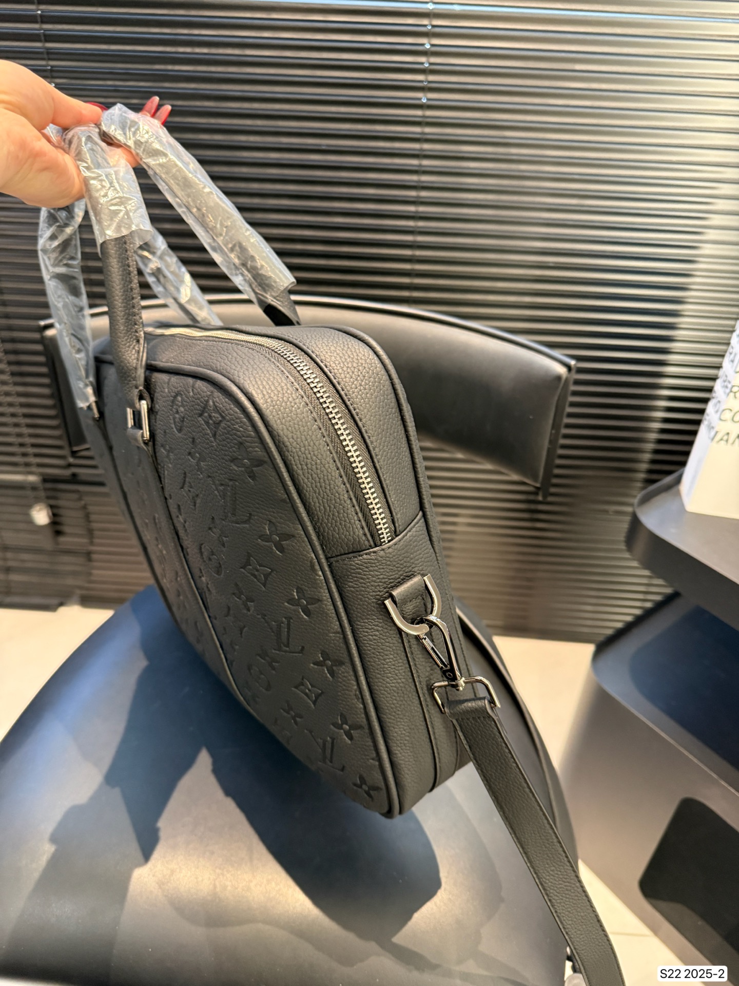 P210 配盒子 Lv男士公文包 实用性强 细节做工精致 高端大气上档次 休闲大方 尺寸：38 28 货号2025-2