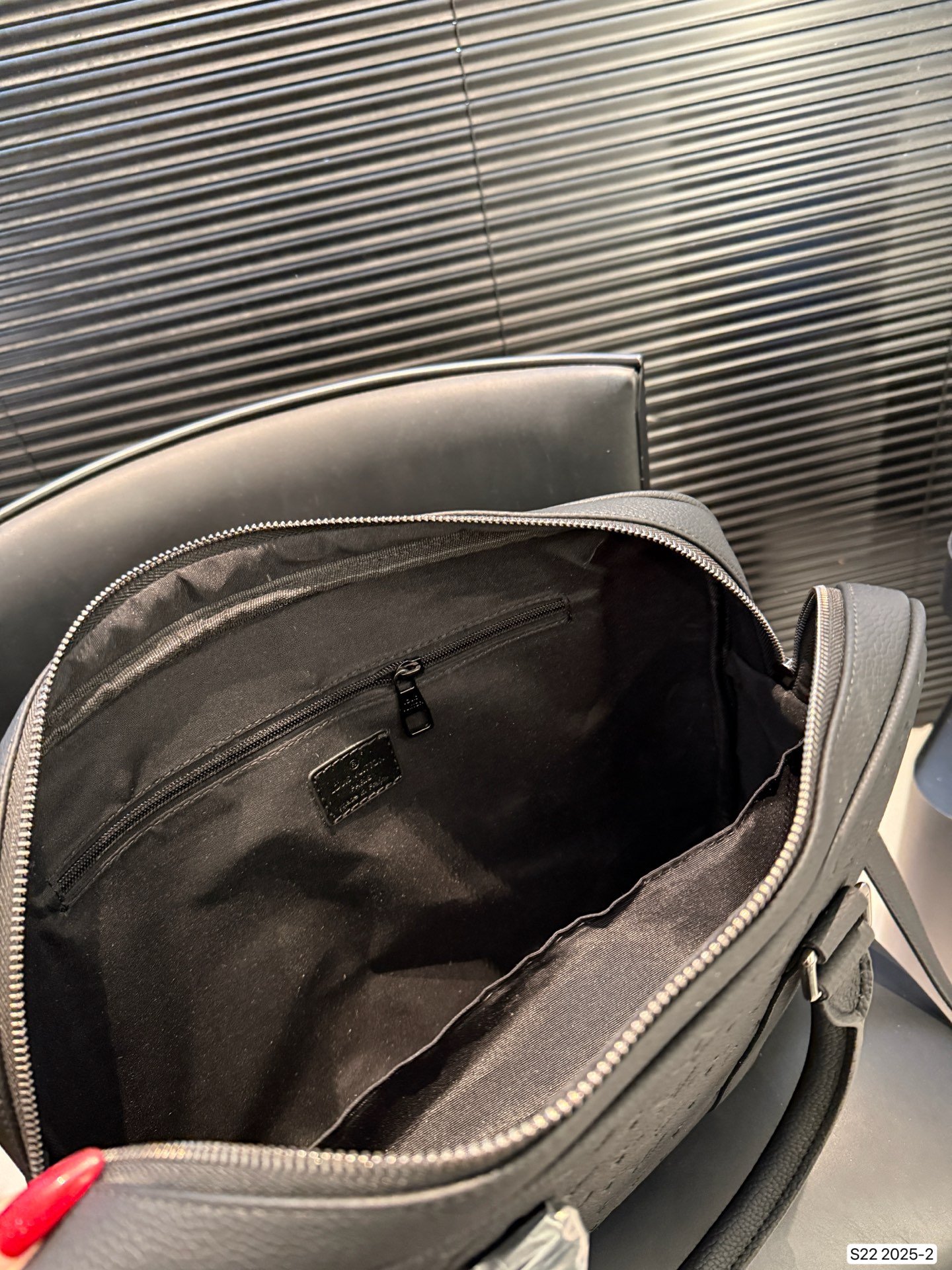 P210 配盒子 Lv男士公文包 实用性强 细节做工精致 高端大气上档次 休闲大方 尺寸：38 28 货号2025-2