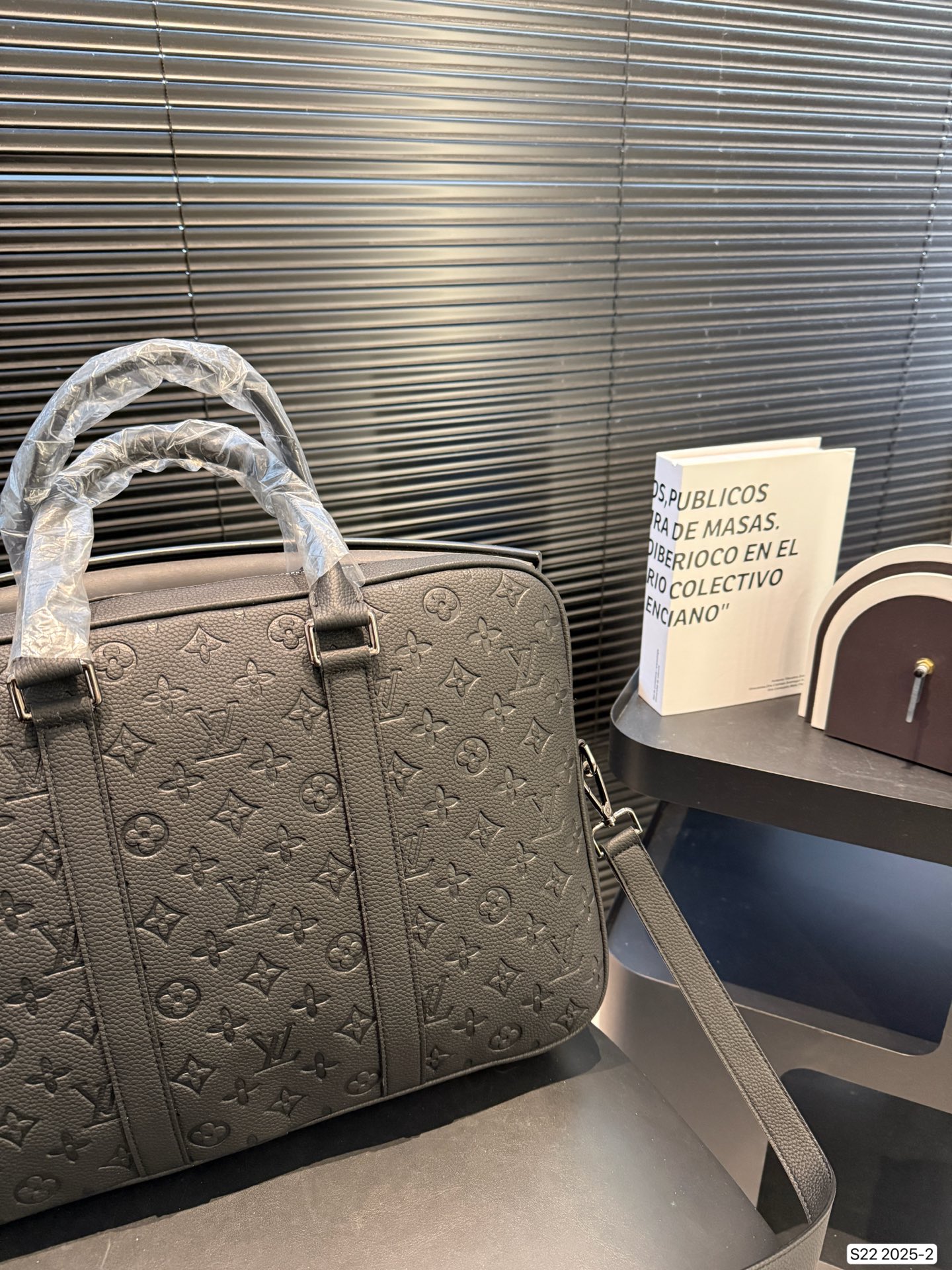 P210 配盒子 Lv男士公文包 实用性强 细节做工精致 高端大气上档次 休闲大方 尺寸：38 28 货号2025-2