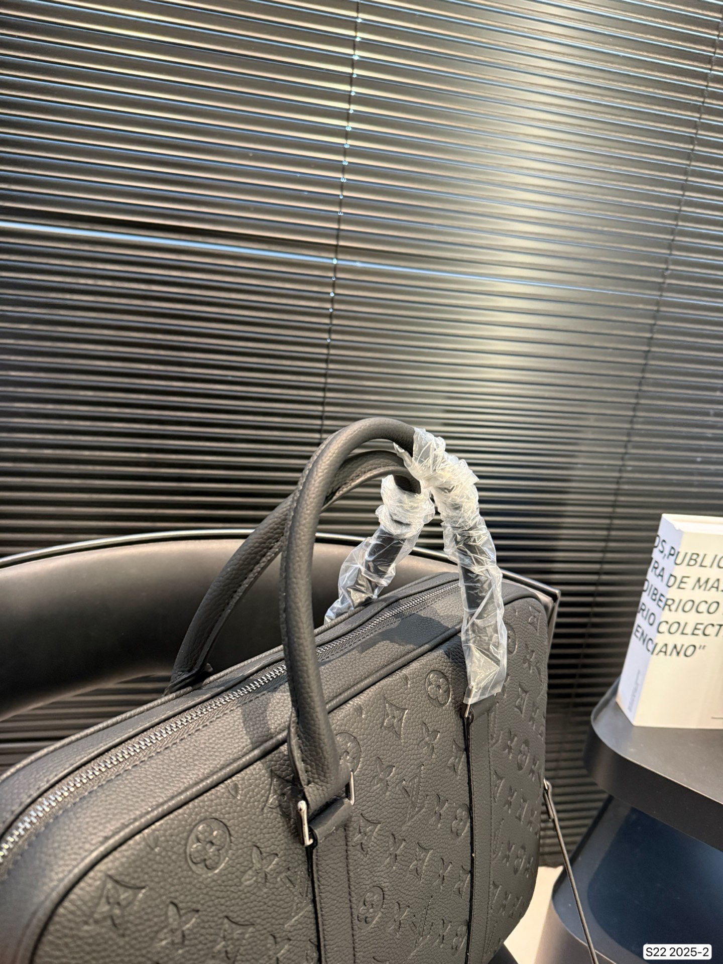 P210 配盒子 Lv男士公文包 实用性强 细节做工精致 高端大气上档次 休闲大方 尺寸：38 28 货号2025-2