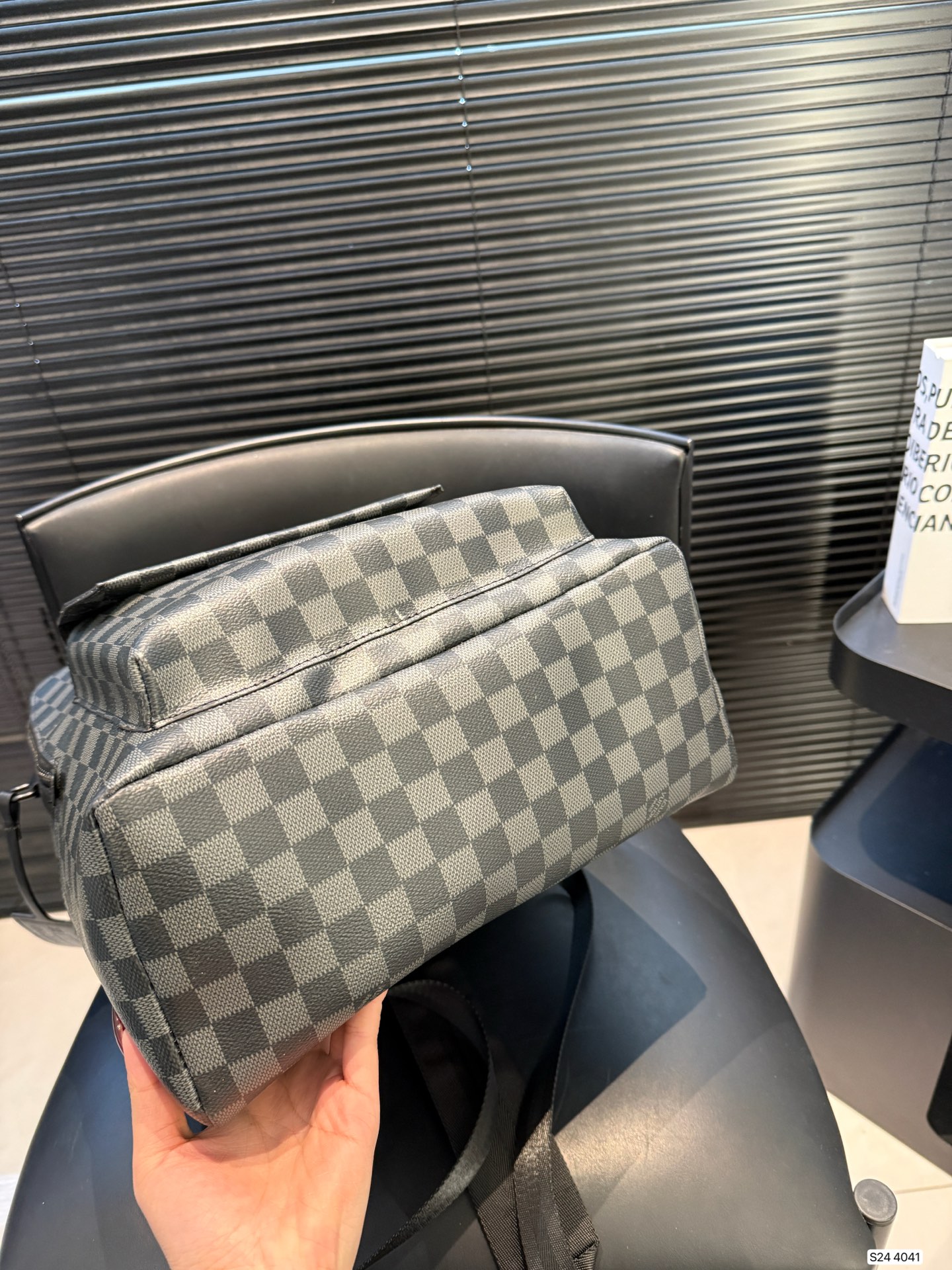 P220 Lv爆款双肩出货  新款 男女背都好看 作为一只合格的双肩包 一定要好看 舒适 耐造 背包比较大 远途旅行带它准没错 也是学生党的最佳选择 超级实用 再适合不过小哥哥们和高挑的小姐姐啦 😍尺寸：30 40 货号4041