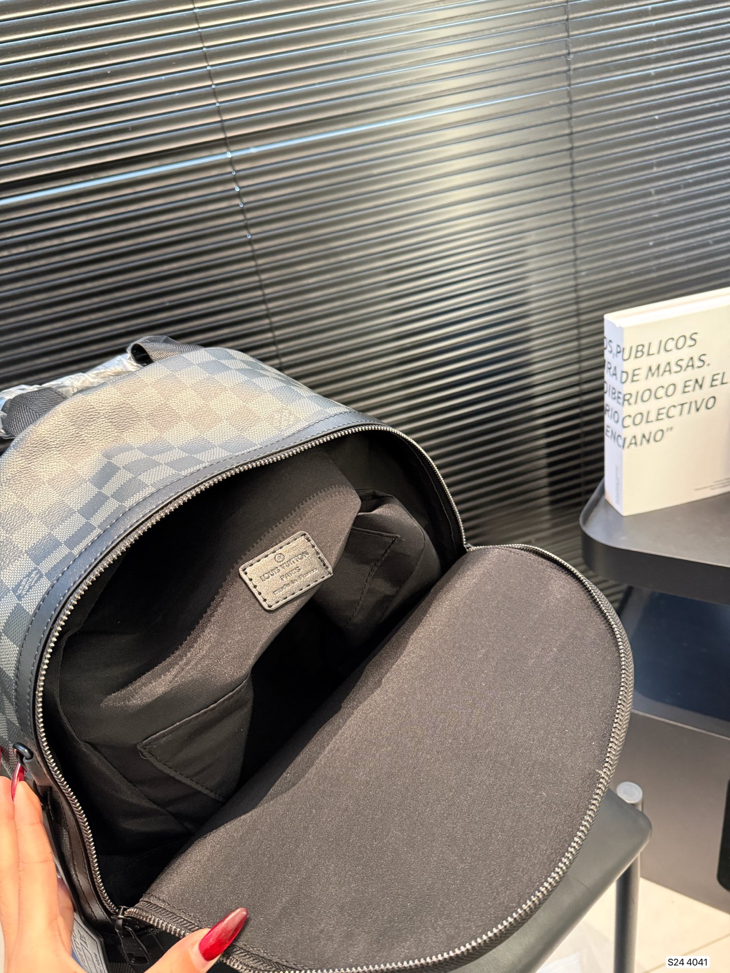 P220 Lv爆款双肩出货  新款 男女背都好看 作为一只合格的双肩包 一定要好看 舒适 耐造 背包比较大 远途旅行带它准没错 也是学生党的最佳选择 超级实用 再适合不过小哥哥们和高挑的小姐姐啦 😍尺寸：30 40 货号4041