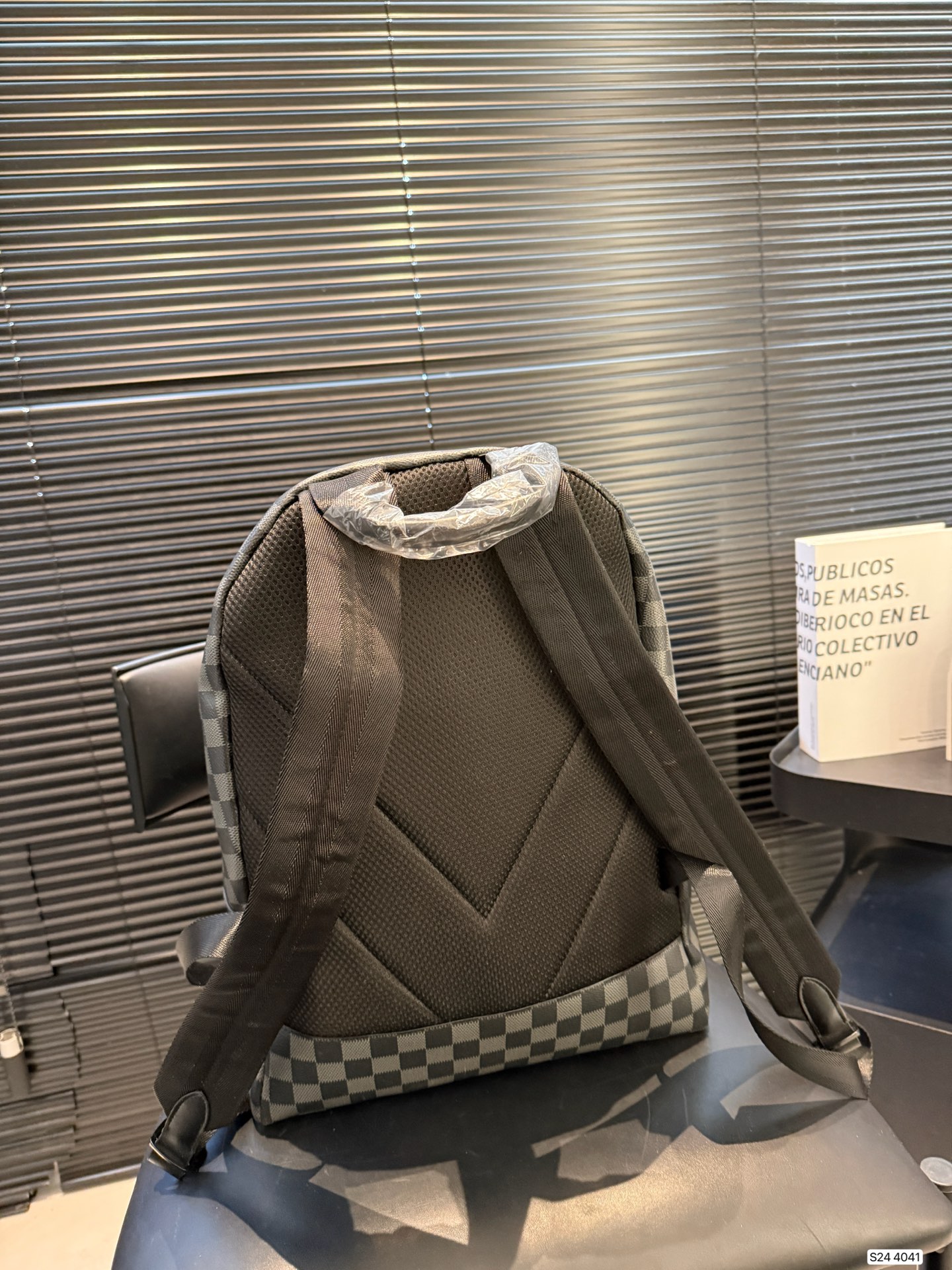 P220 Lv爆款双肩出货  新款 男女背都好看 作为一只合格的双肩包 一定要好看 舒适 耐造 背包比较大 远途旅行带它准没错 也是学生党的最佳选择 超级实用 再适合不过小哥哥们和高挑的小姐姐啦 😍尺寸：30 40 货号4041