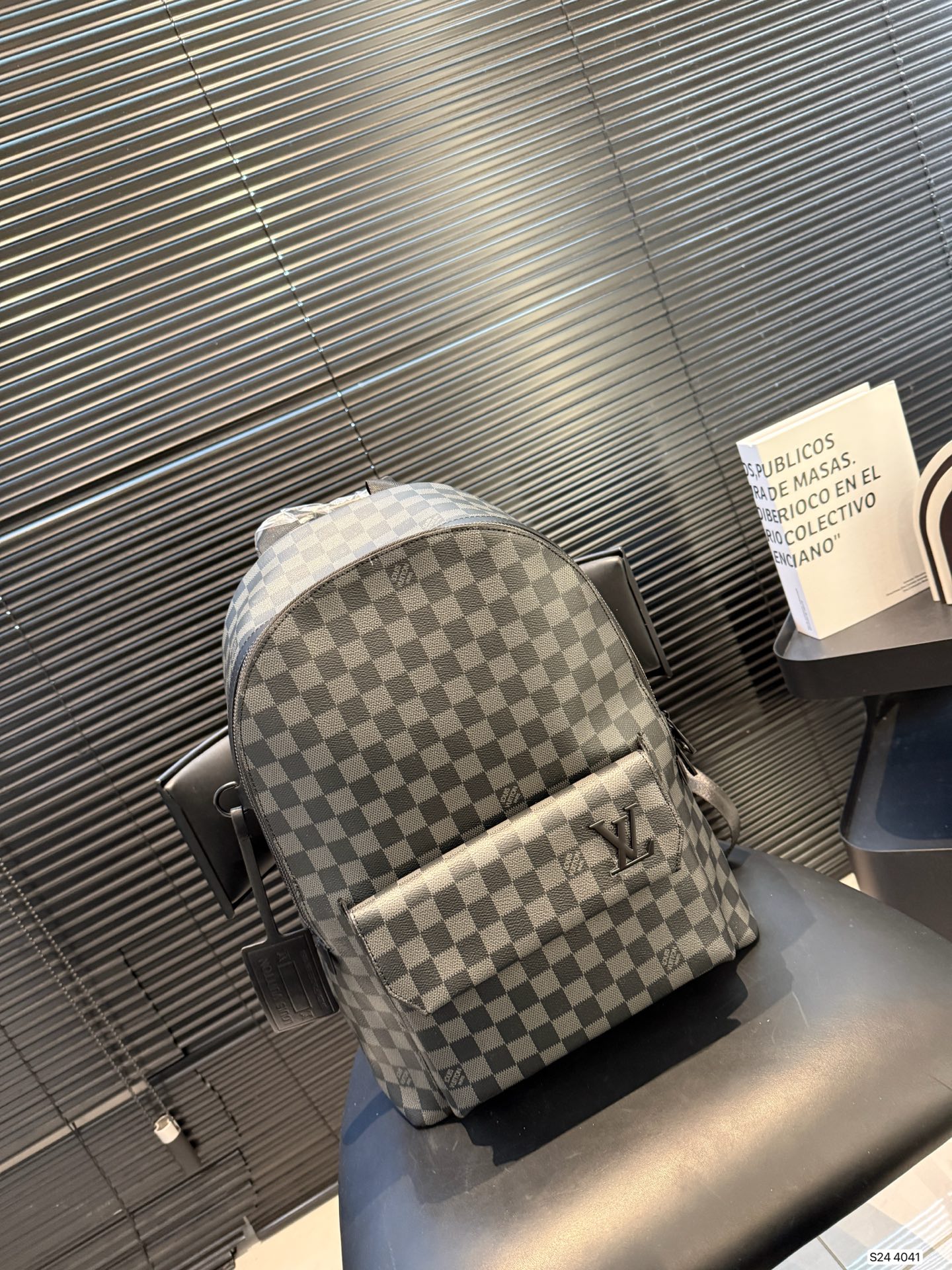 P220 Lv爆款双肩出货  新款 男女背都好看 作为一只合格的双肩包 一定要好看 舒适 耐造 背包比较大 远途旅行带它准没错 也是学生党的最佳选择 超级实用 再适合不过小哥哥们和高挑的小姐姐啦 😍尺寸：30 40 货号4041