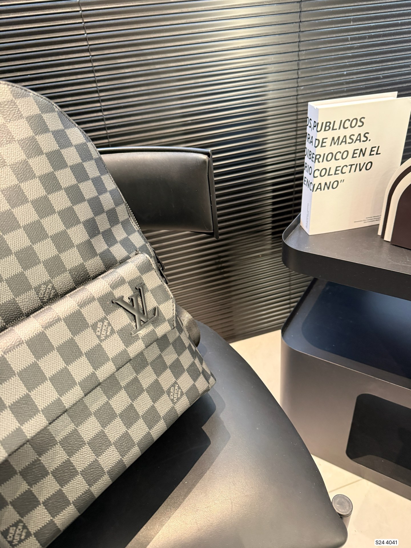 P220 Lv爆款双肩出货  新款 男女背都好看 作为一只合格的双肩包 一定要好看 舒适 耐造 背包比较大 远途旅行带它准没错 也是学生党的最佳选择 超级实用 再适合不过小哥哥们和高挑的小姐姐啦 😍尺寸：30 40 货号4041