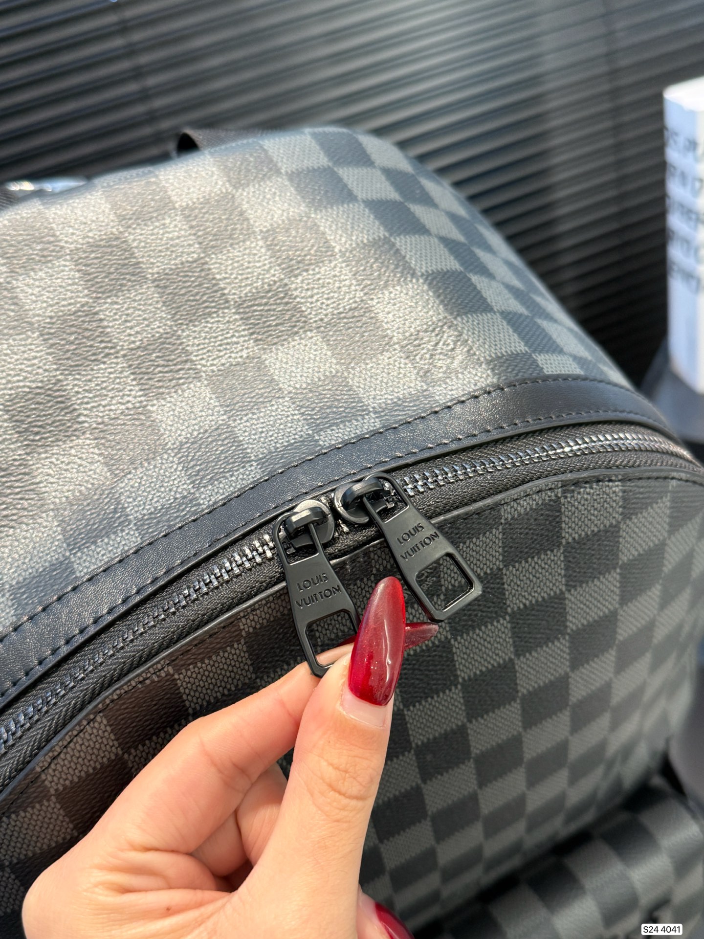 P220 Lv爆款双肩出货  新款 男女背都好看 作为一只合格的双肩包 一定要好看 舒适 耐造 背包比较大 远途旅行带它准没错 也是学生党的最佳选择 超级实用 再适合不过小哥哥们和高挑的小姐姐啦 😍尺寸：30 40 货号4041