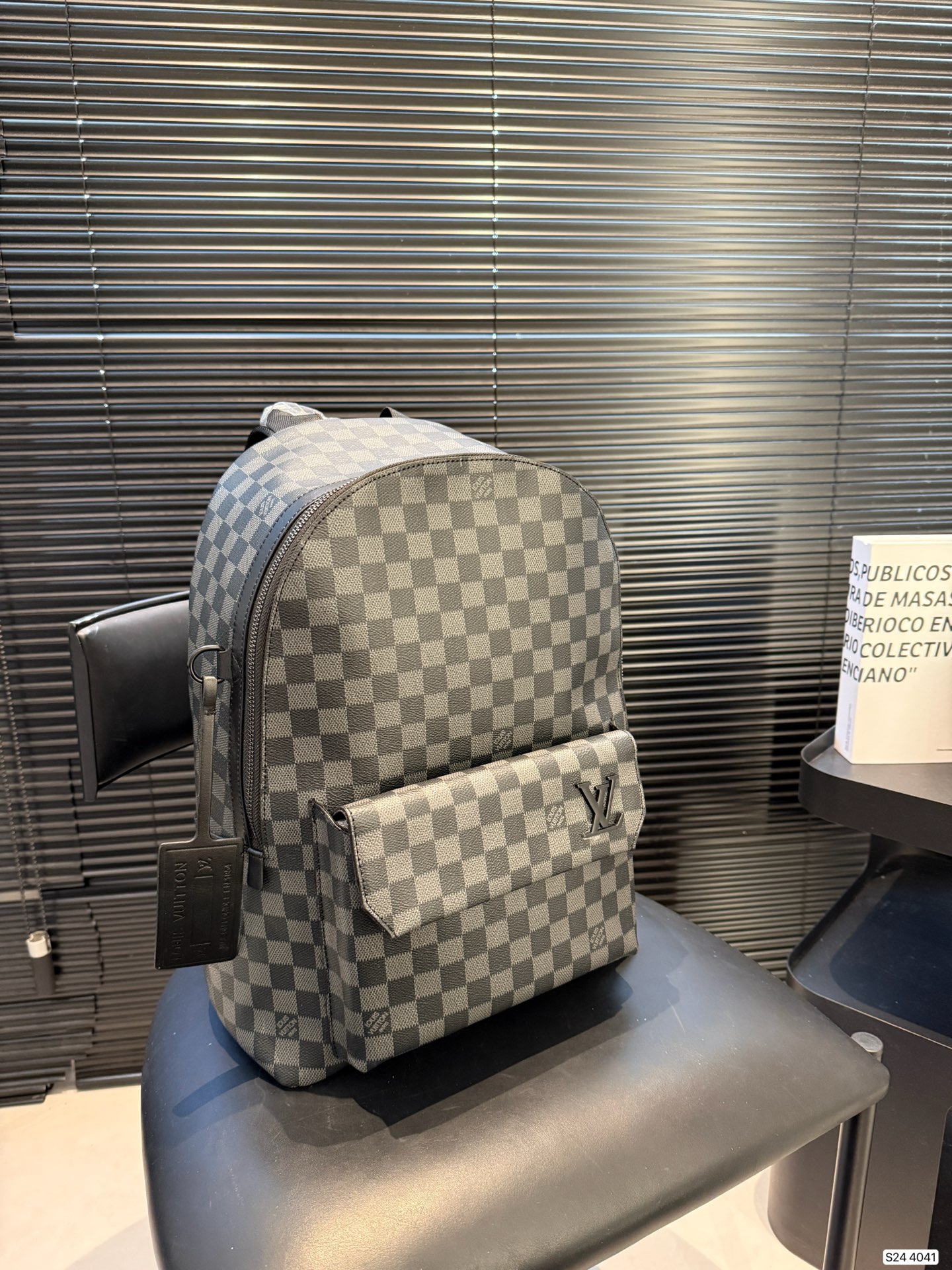 P220 Lv爆款双肩出货  新款 男女背都好看 作为一只合格的双肩包 一定要好看 舒适 耐造 背包比较大 远途旅行带它准没错 也是学生党的最佳选择 超级实用 再适合不过小哥哥们和高挑的小姐姐啦 😍尺寸：30 40 货号4041