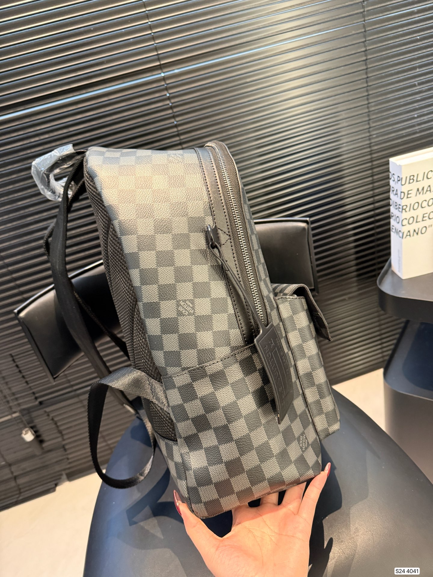 P220 Lv爆款双肩出货  新款 男女背都好看 作为一只合格的双肩包 一定要好看 舒适 耐造 背包比较大 远途旅行带它准没错 也是学生党的最佳选择 超级实用 再适合不过小哥哥们和高挑的小姐姐啦 😍尺寸：30 40 货号4041