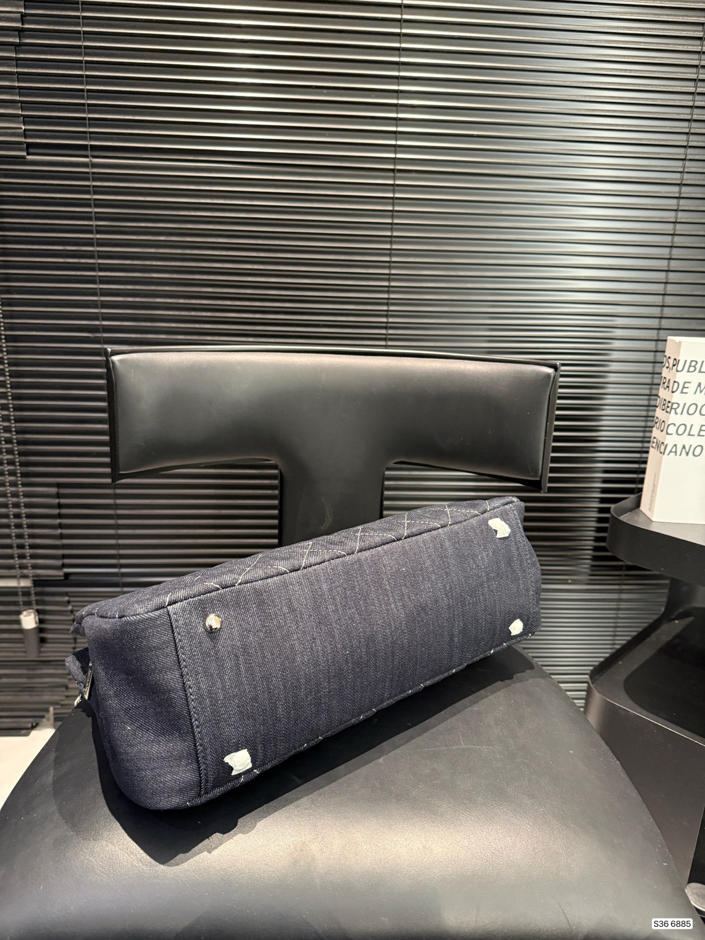 P280 Chanel牛仔链条包
香奈儿真的是仙气很多
还有手柄可以单肩的同时还能手提
如果考虑大容量的包就盘它哈哈
尺寸：37 24货号6885