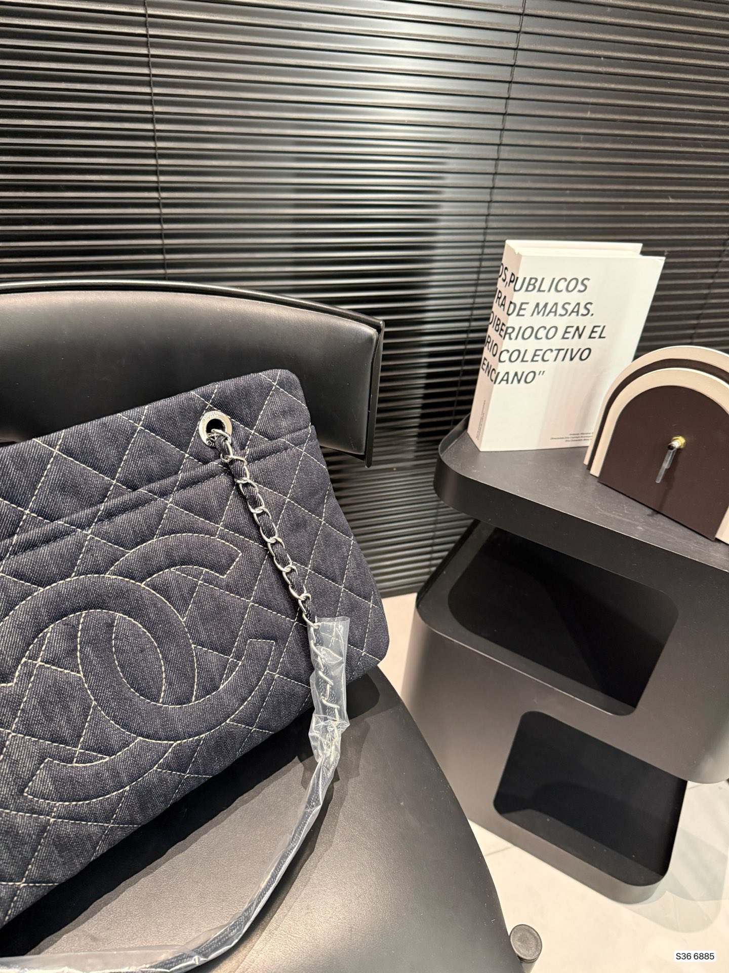 P280 Chanel牛仔链条包
香奈儿真的是仙气很多
还有手柄可以单肩的同时还能手提
如果考虑大容量的包就盘它哈哈
尺寸：37 24货号6885