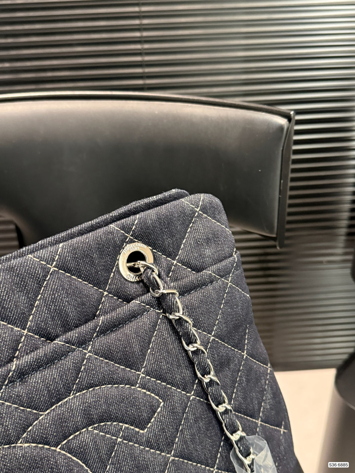 P280 Chanel牛仔链条包
香奈儿真的是仙气很多
还有手柄可以单肩的同时还能手提
如果考虑大容量的包就盘它哈哈
尺寸：37 24货号6885