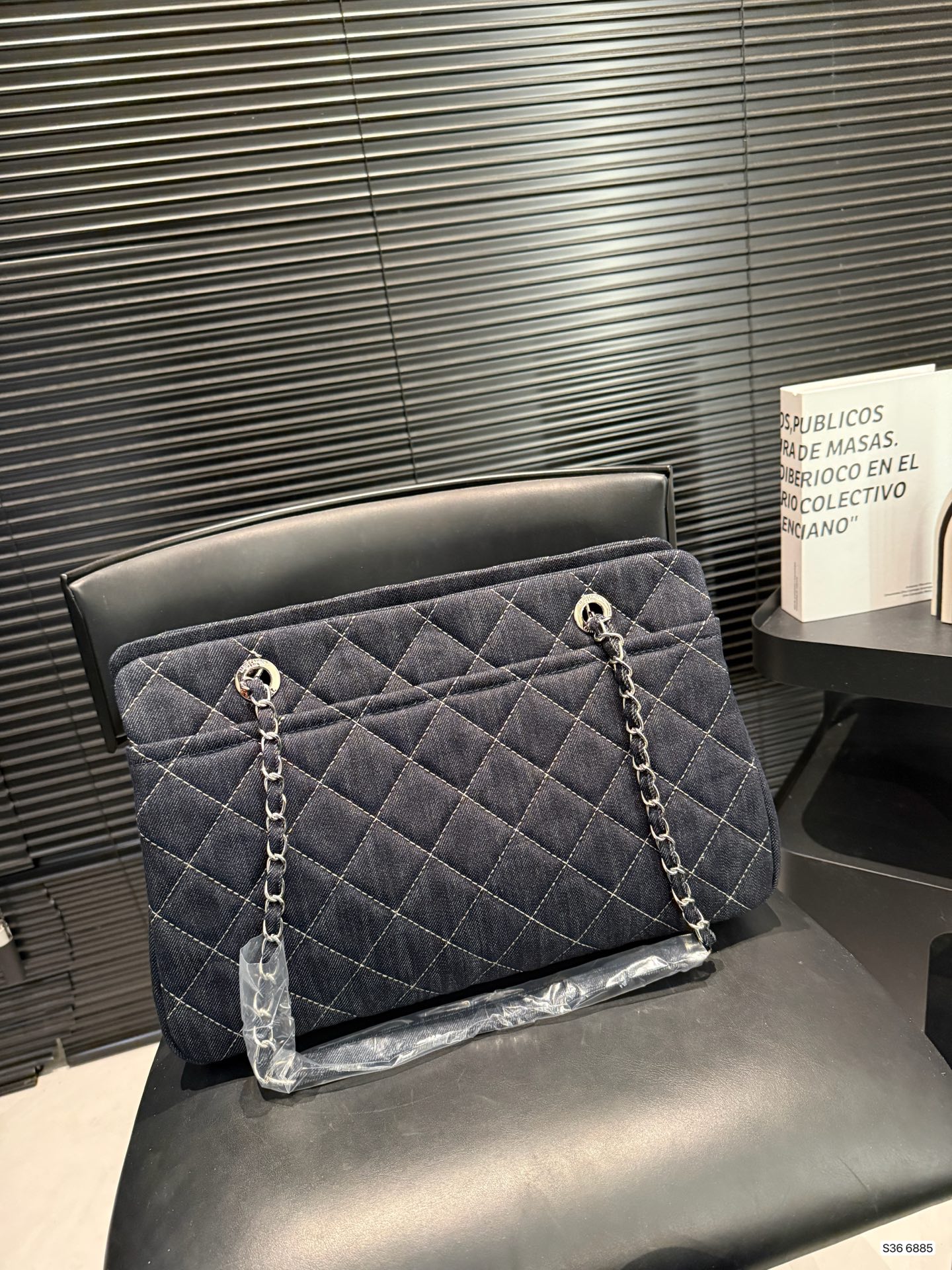 P280 Chanel牛仔链条包
香奈儿真的是仙气很多
还有手柄可以单肩的同时还能手提
如果考虑大容量的包就盘它哈哈
尺寸：37 24货号6885