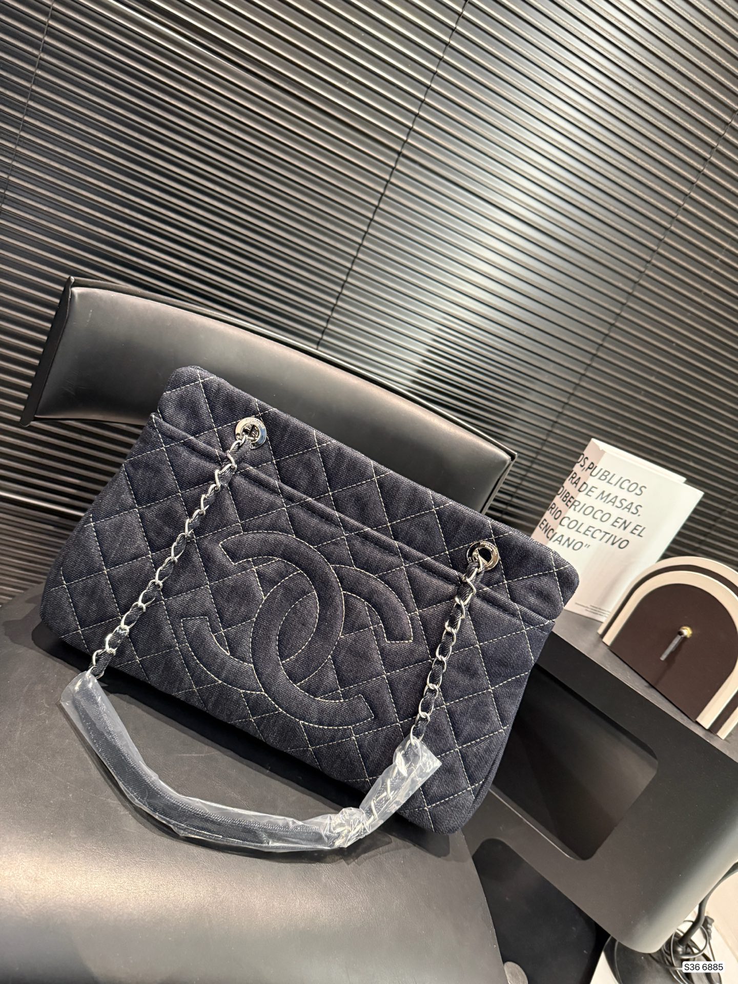 P280 Chanel牛仔链条包
香奈儿真的是仙气很多
还有手柄可以单肩的同时还能手提
如果考虑大容量的包就盘它哈哈
尺寸：37 24货号6885