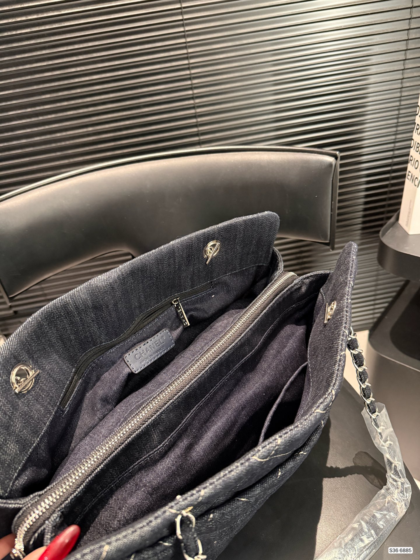 P280 Chanel牛仔链条包
香奈儿真的是仙气很多
还有手柄可以单肩的同时还能手提
如果考虑大容量的包就盘它哈哈
尺寸：37 24货号6885