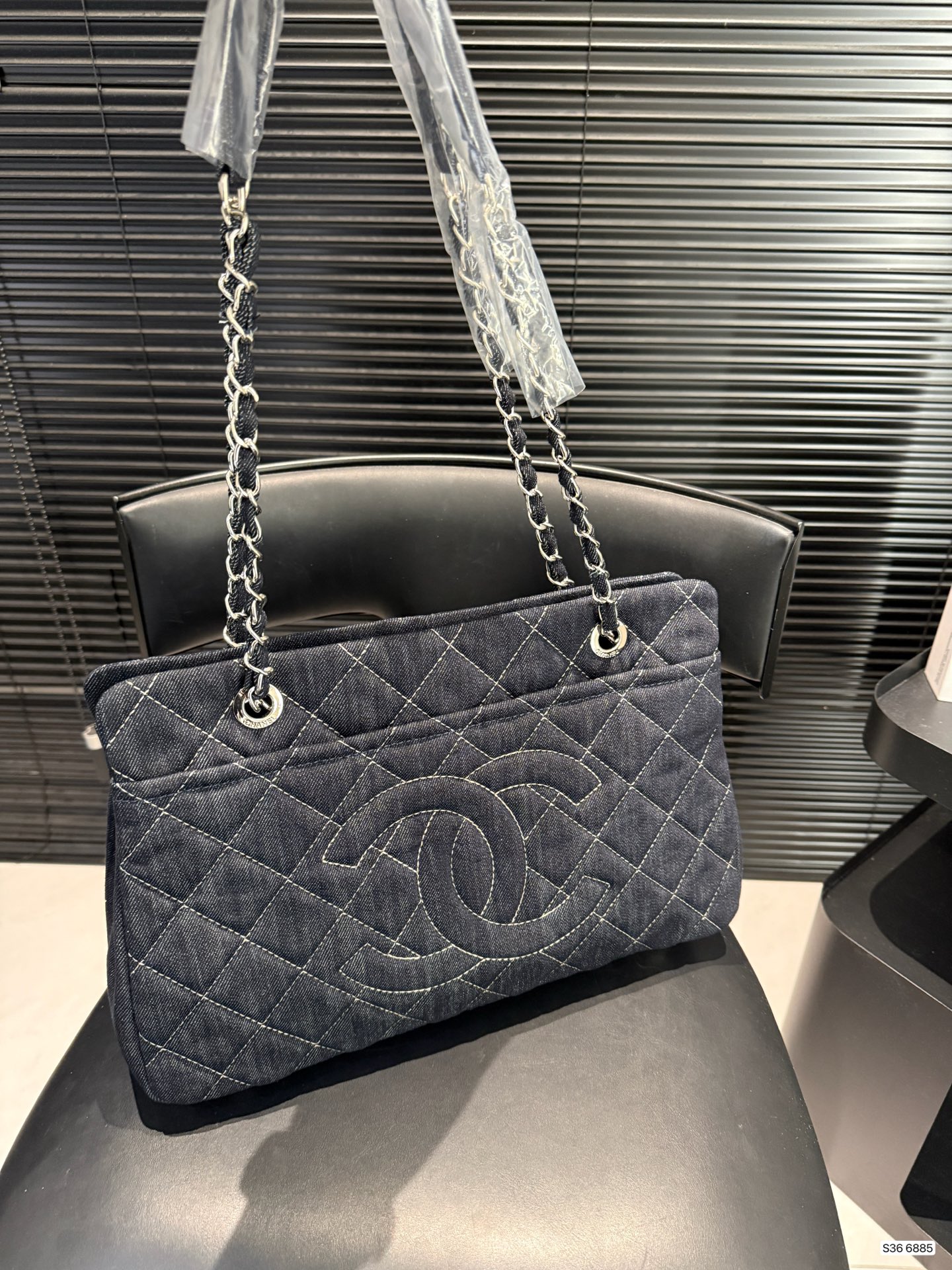 P280 Chanel牛仔链条包
香奈儿真的是仙气很多
还有手柄可以单肩的同时还能手提
如果考虑大容量的包就盘它哈哈
尺寸：37 24货号6885