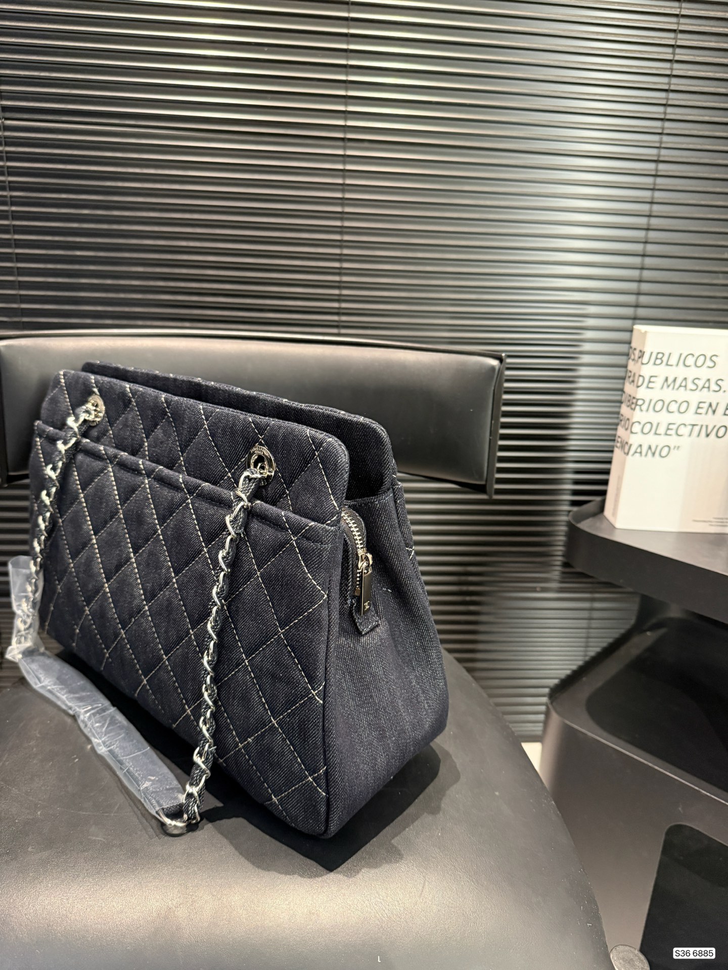 P280 Chanel牛仔链条包
香奈儿真的是仙气很多
还有手柄可以单肩的同时还能手提
如果考虑大容量的包就盘它哈哈
尺寸：37 24货号6885