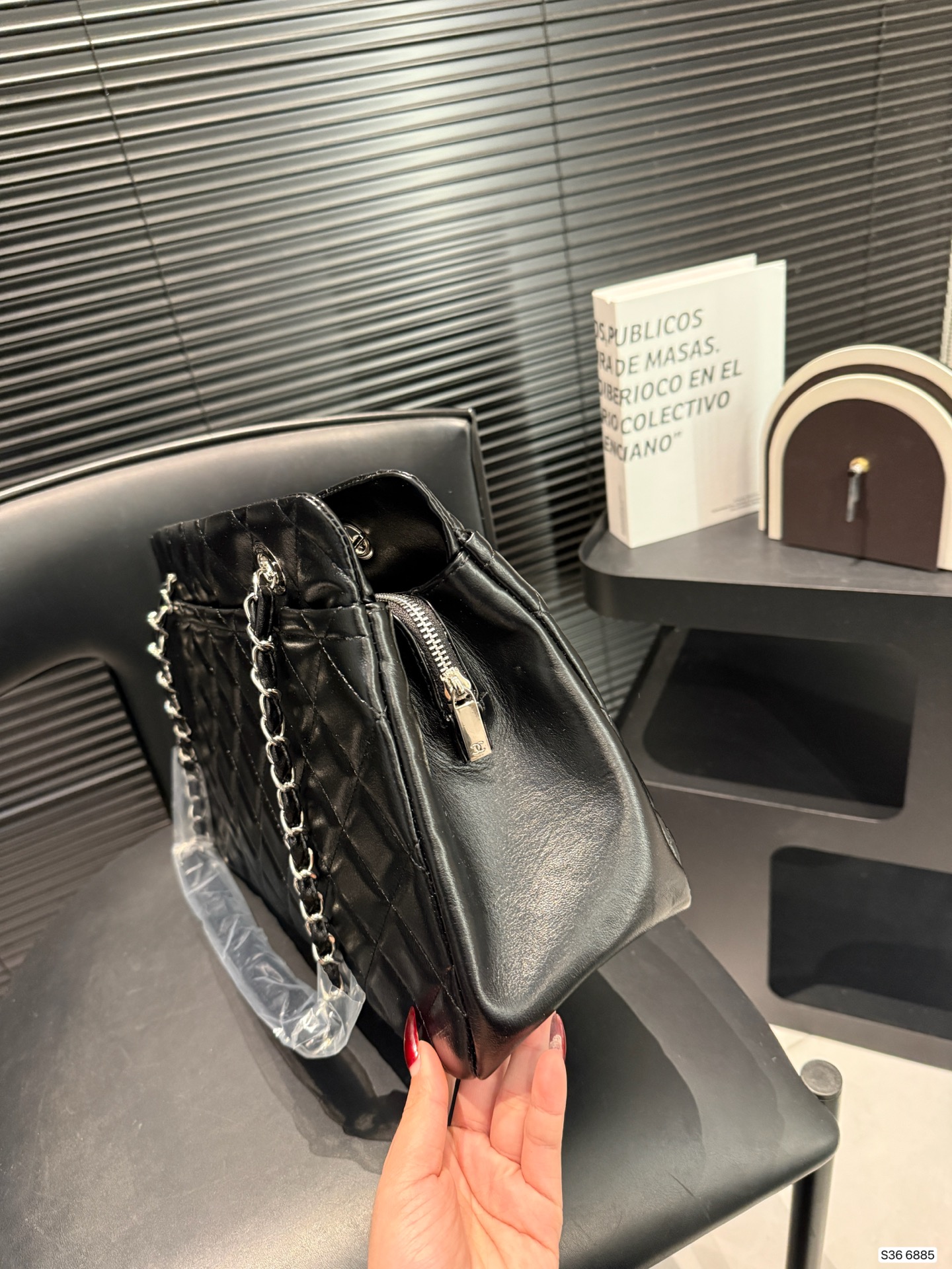 P280 Chanel羊皮链条包
香奈儿真的是仙气很多
还有手柄可以单肩的同时还能手提
如果考虑大容量的包就盘它哈哈
尺寸：37 24货号6885