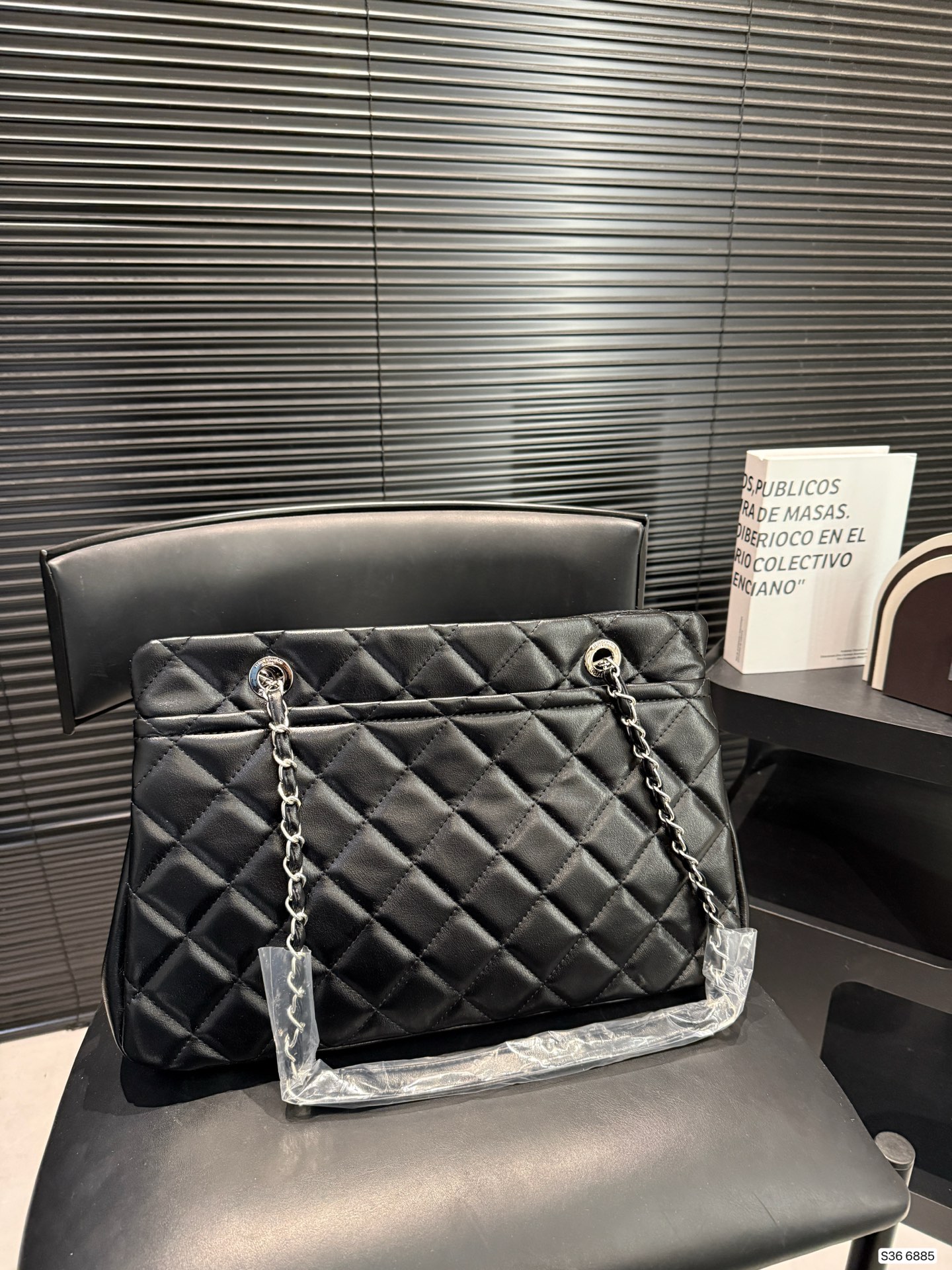 P280 Chanel羊皮链条包
香奈儿真的是仙气很多
还有手柄可以单肩的同时还能手提
如果考虑大容量的包就盘它哈哈
尺寸：37 24货号6885