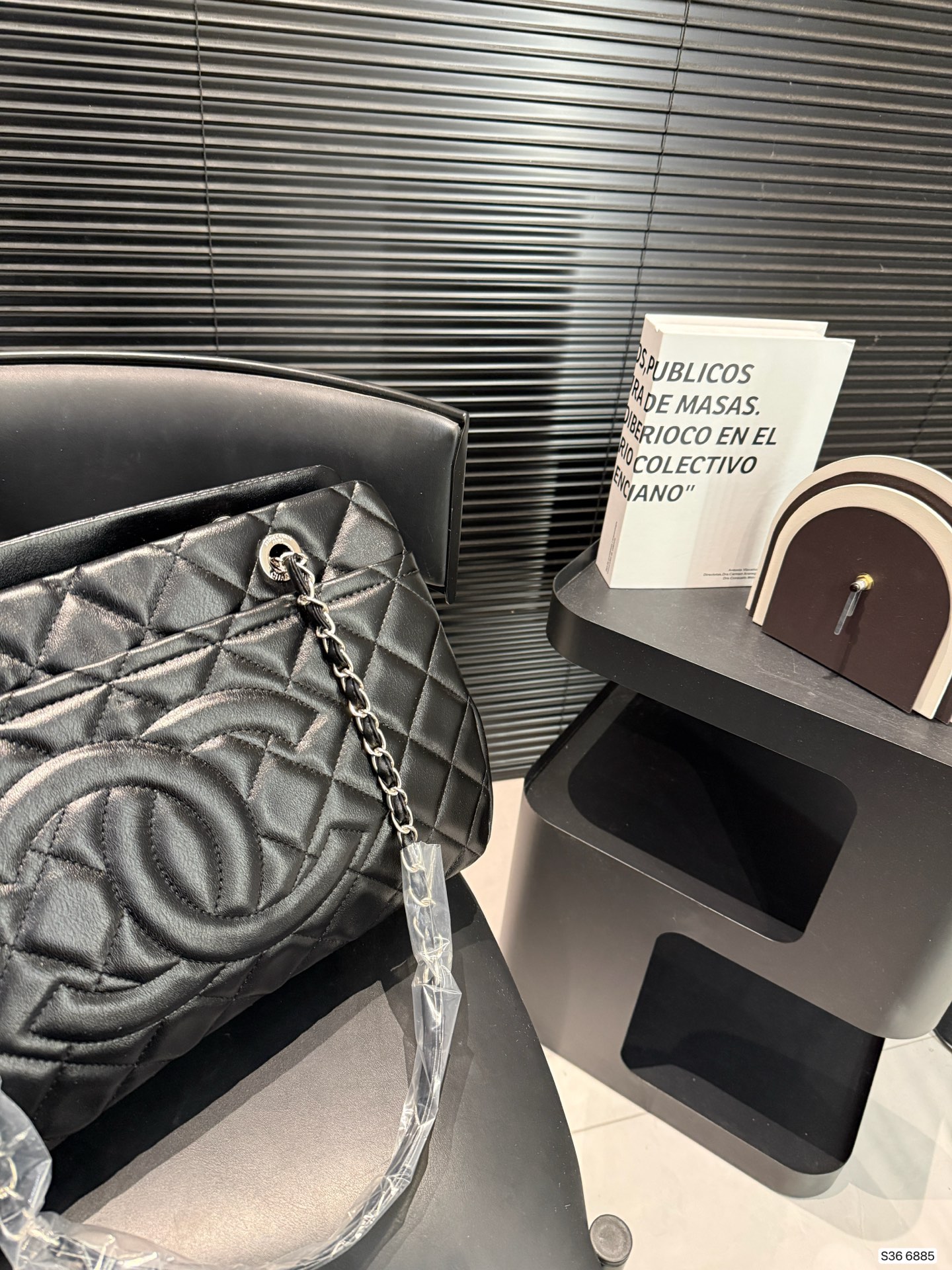 P280 Chanel羊皮链条包
香奈儿真的是仙气很多
还有手柄可以单肩的同时还能手提
如果考虑大容量的包就盘它哈哈
尺寸：37 24货号6885