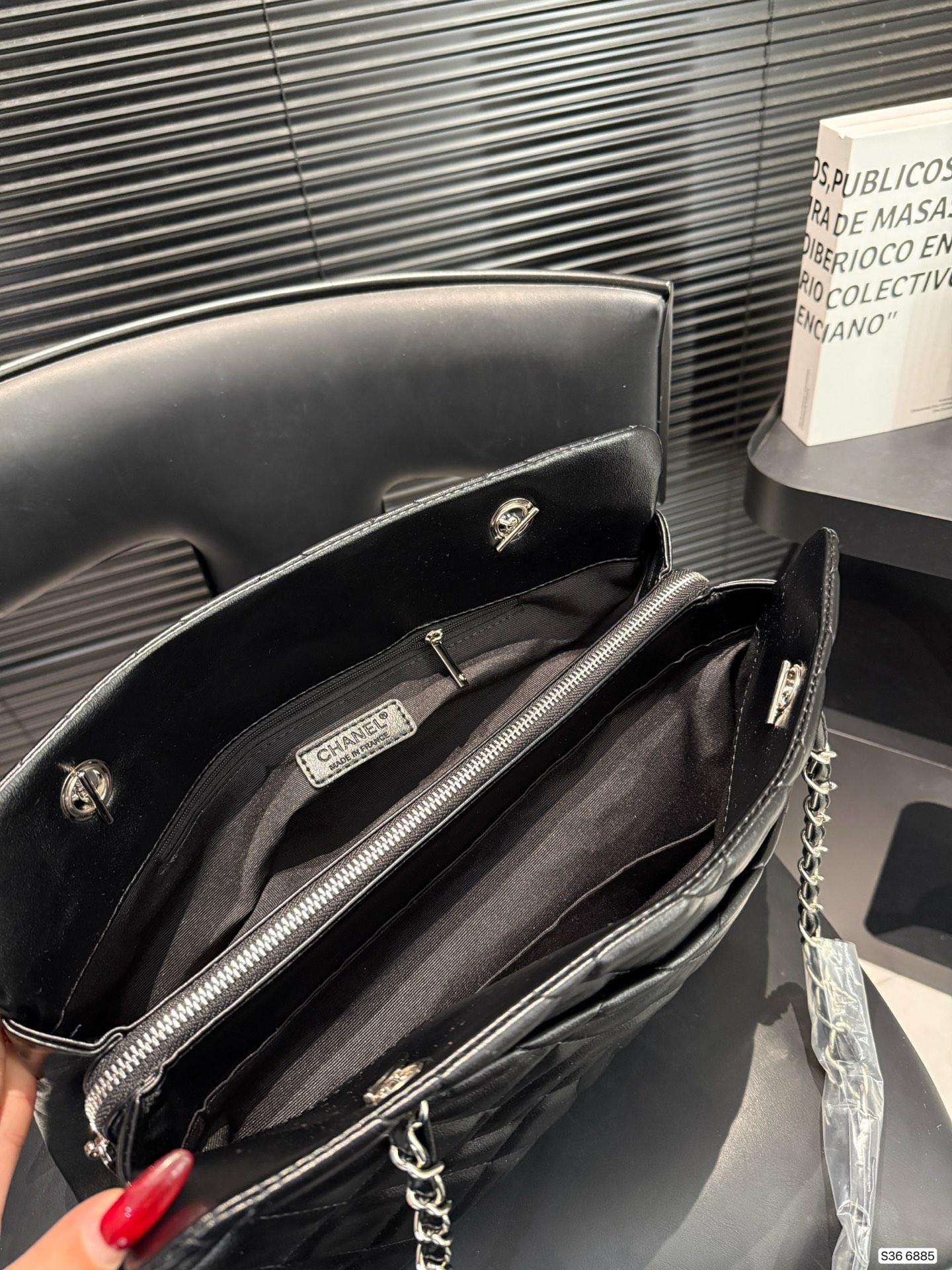 P280 Chanel羊皮链条包
香奈儿真的是仙气很多
还有手柄可以单肩的同时还能手提
如果考虑大容量的包就盘它哈哈
尺寸：37 24货号6885