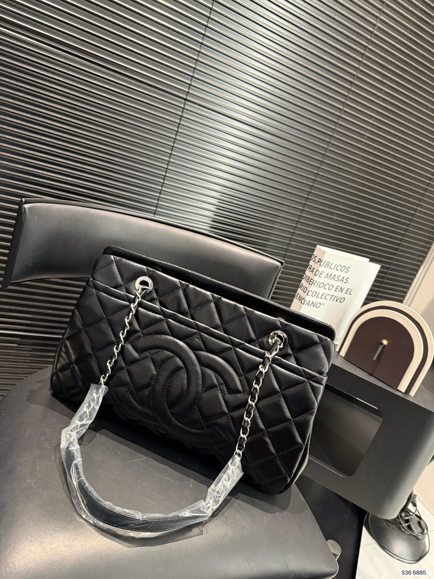 P280 Chanel羊皮链条包
香奈儿真的是仙气很多
还有手柄可以单肩的同时还能手提
如果考虑大容量的包就盘它哈哈
尺寸：37 24货号6885