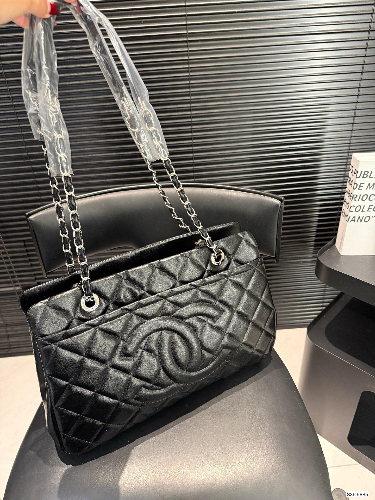 P280 Chanel羊皮链条包
香奈儿真的是仙气很多
还有手柄可以单肩的同时还能手提
如果考虑大容量的包就盘它哈哈
尺寸：37 24货号6885