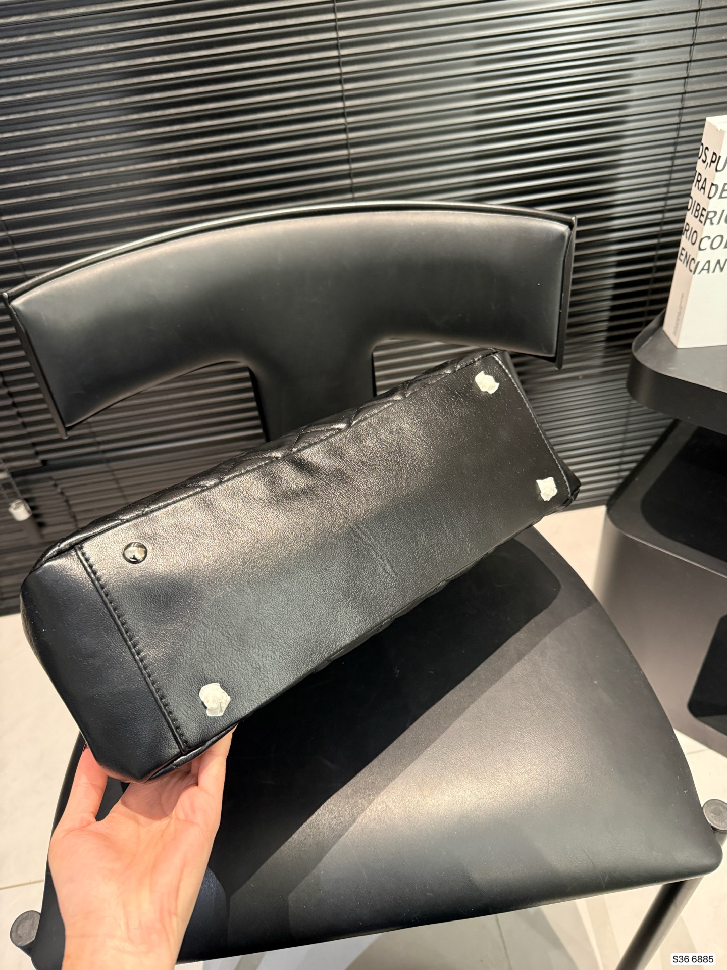 P280 Chanel羊皮链条包
香奈儿真的是仙气很多
还有手柄可以单肩的同时还能手提
如果考虑大容量的包就盘它哈哈
尺寸：37 24货号6885