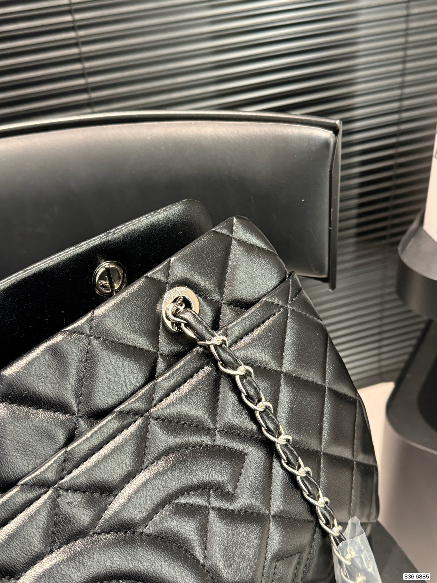 P280 Chanel羊皮链条包
香奈儿真的是仙气很多
还有手柄可以单肩的同时还能手提
如果考虑大容量的包就盘它哈哈
尺寸：37 24货号6885