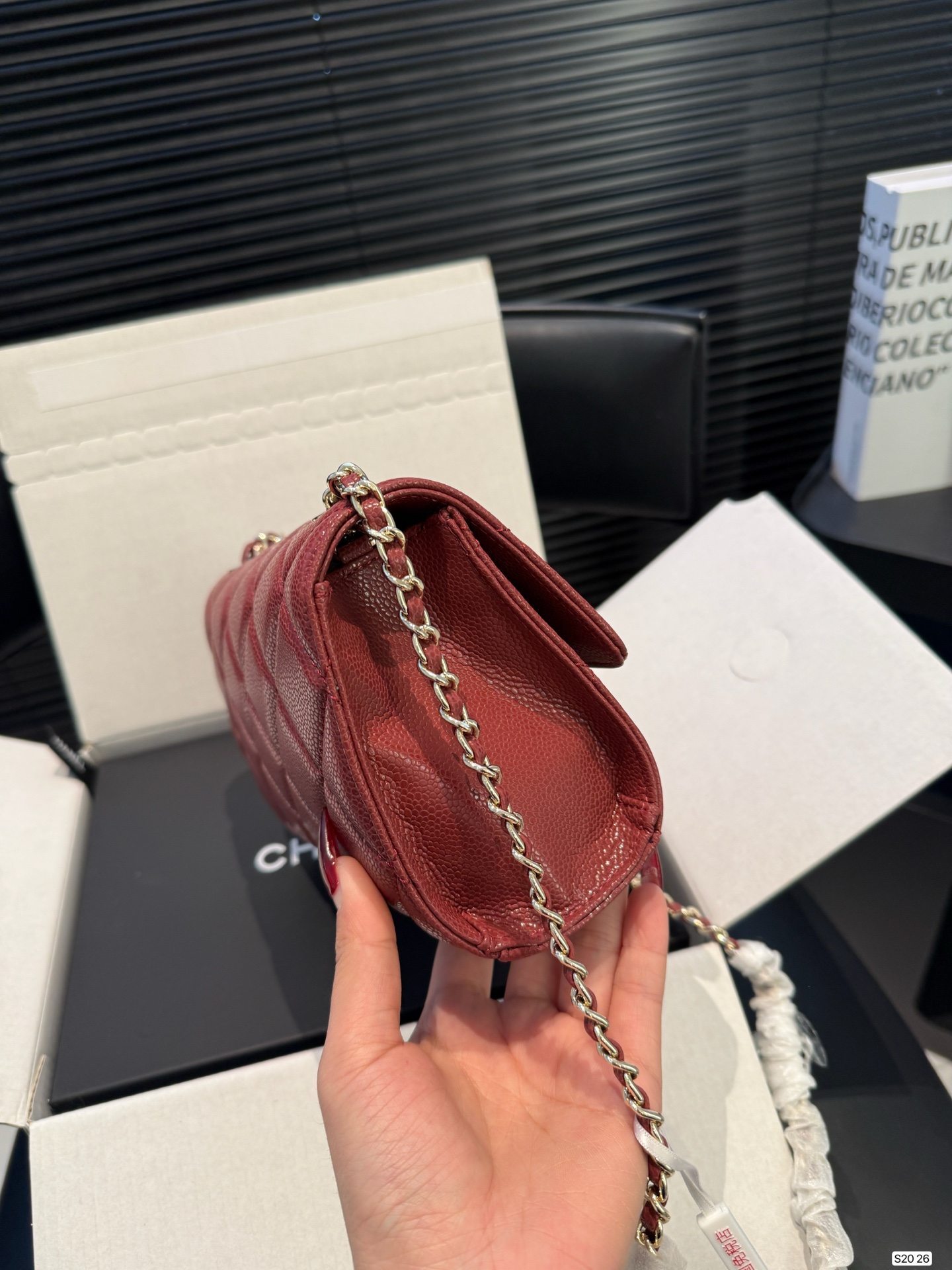 P200 配折叠盒飞机盒
Chanel香奈儿26c链条方胖子香奈儿链条方胖子经典感觉又是一款会火的包包
尺寸19 13 货号26