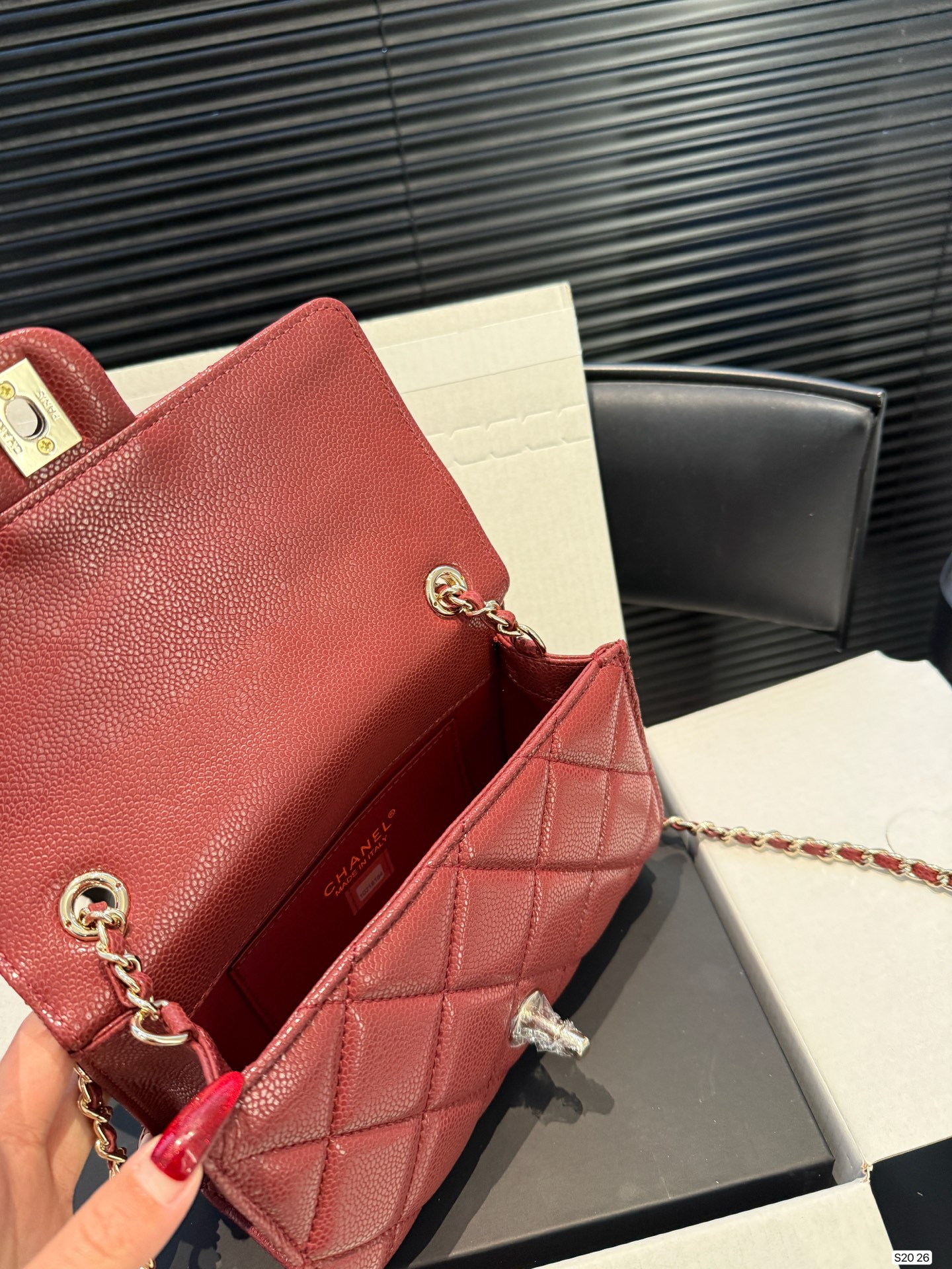 P200 配折叠盒飞机盒
Chanel香奈儿26c链条方胖子香奈儿链条方胖子经典感觉又是一款会火的包包
尺寸19 13 货号26