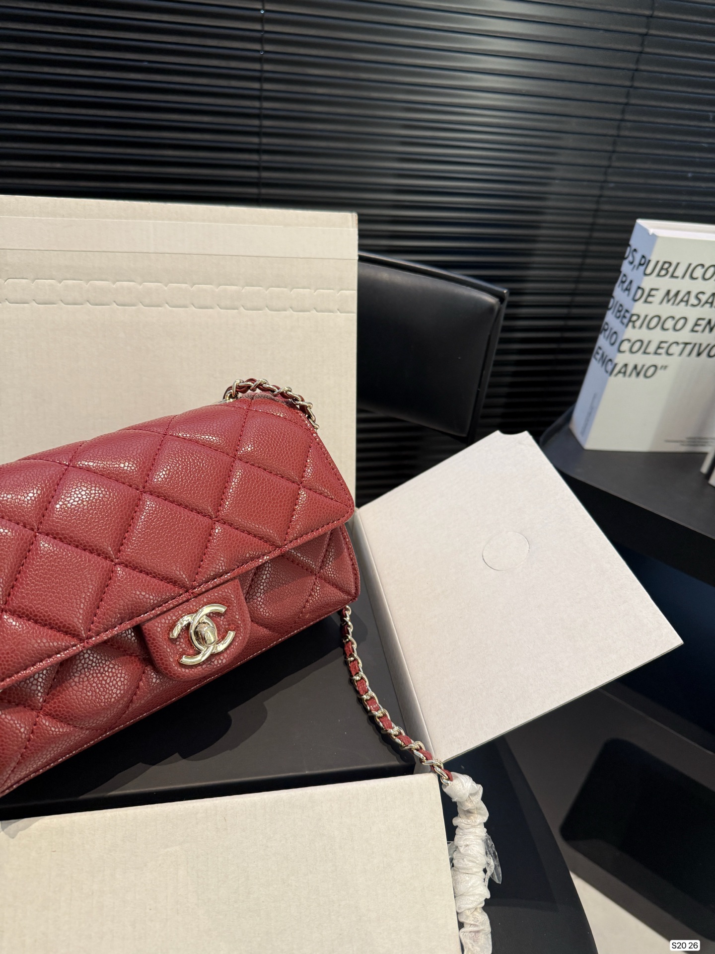 P200 配折叠盒飞机盒
Chanel香奈儿26c链条方胖子香奈儿链条方胖子经典感觉又是一款会火的包包
尺寸19 13 货号26