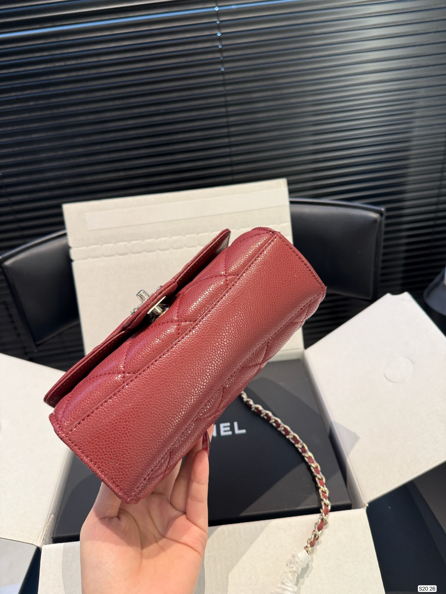 P200 配折叠盒飞机盒
Chanel香奈儿26c链条方胖子香奈儿链条方胖子经典感觉又是一款会火的包包
尺寸19 13 货号26