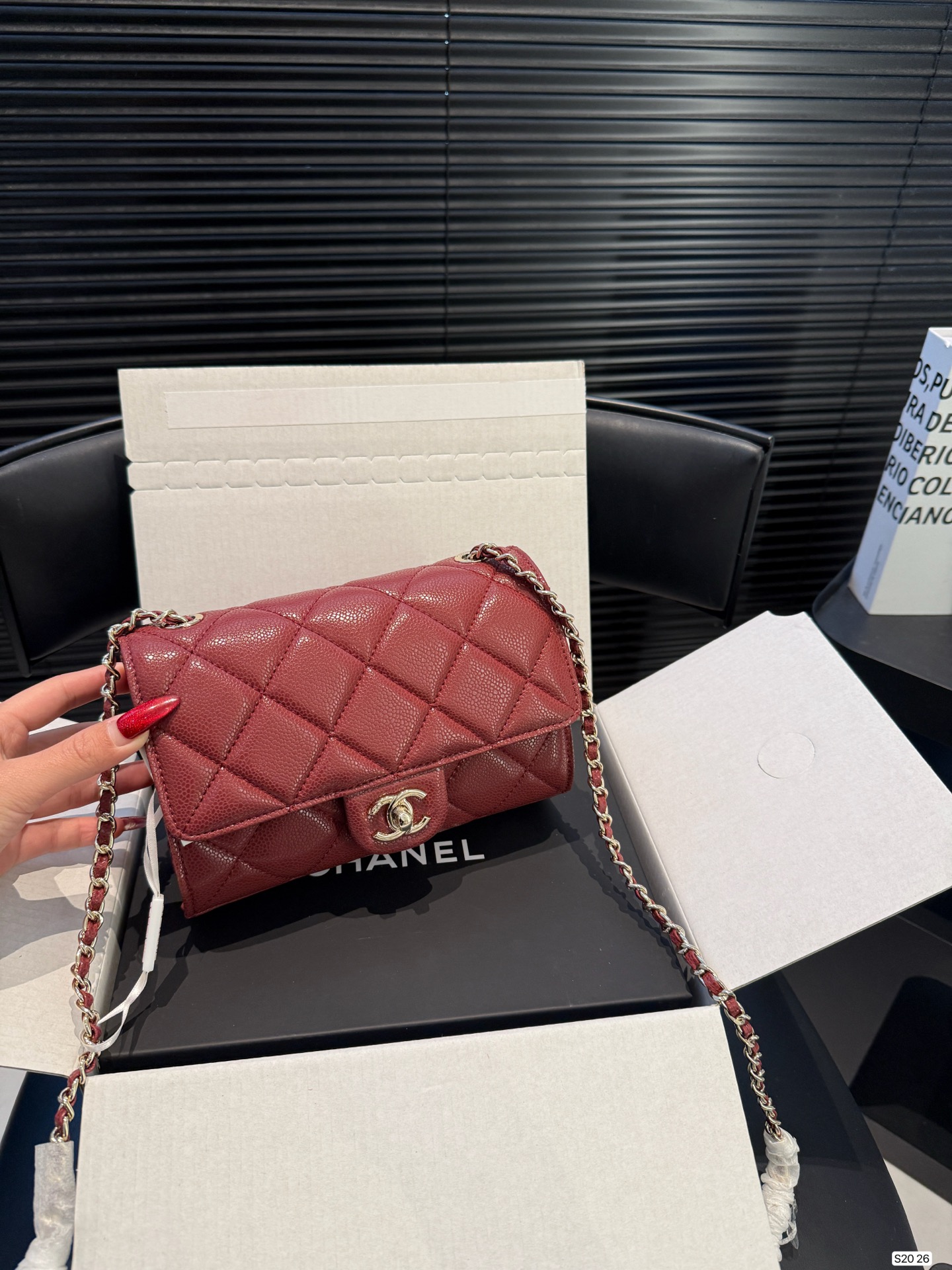 P200 配折叠盒飞机盒
Chanel香奈儿26c链条方胖子香奈儿链条方胖子经典感觉又是一款会火的包包
尺寸19 13 货号26