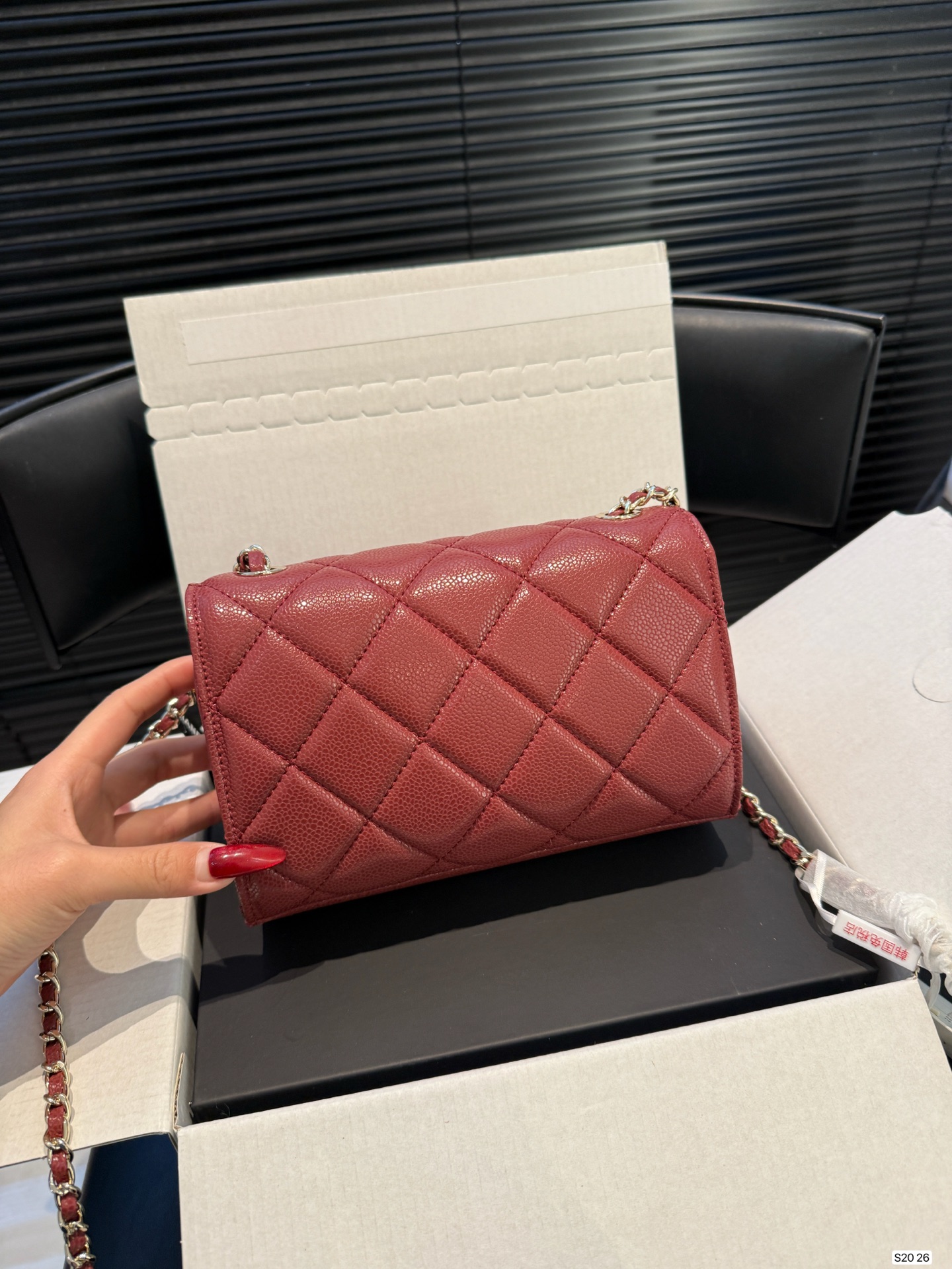 P200 配折叠盒飞机盒
Chanel香奈儿26c链条方胖子香奈儿链条方胖子经典感觉又是一款会火的包包
尺寸19 13 货号26
