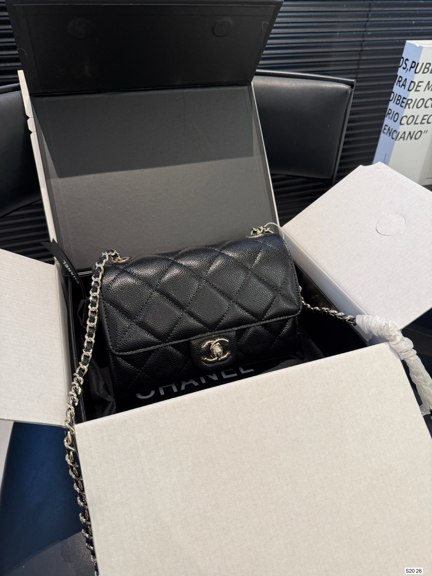 P200 配折叠盒飞机盒
Chanel香奈儿26c链条方胖子香奈儿链条方胖子经典感觉又是一款会火的包包
尺寸19 13 货号26